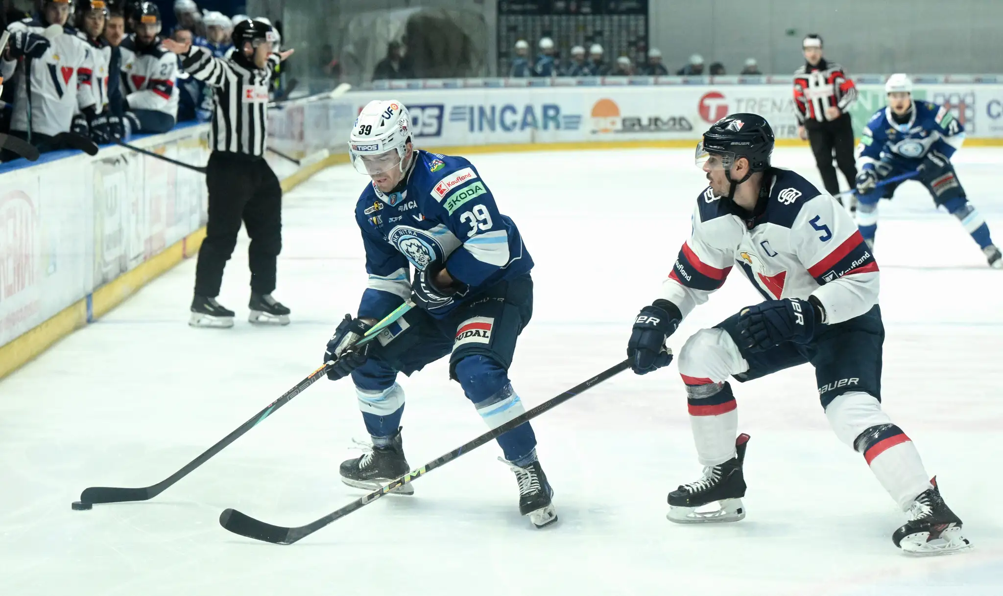 Na snímke zľava Jakub Lacka (Nitra) a Patrik Bačík (Slovan).