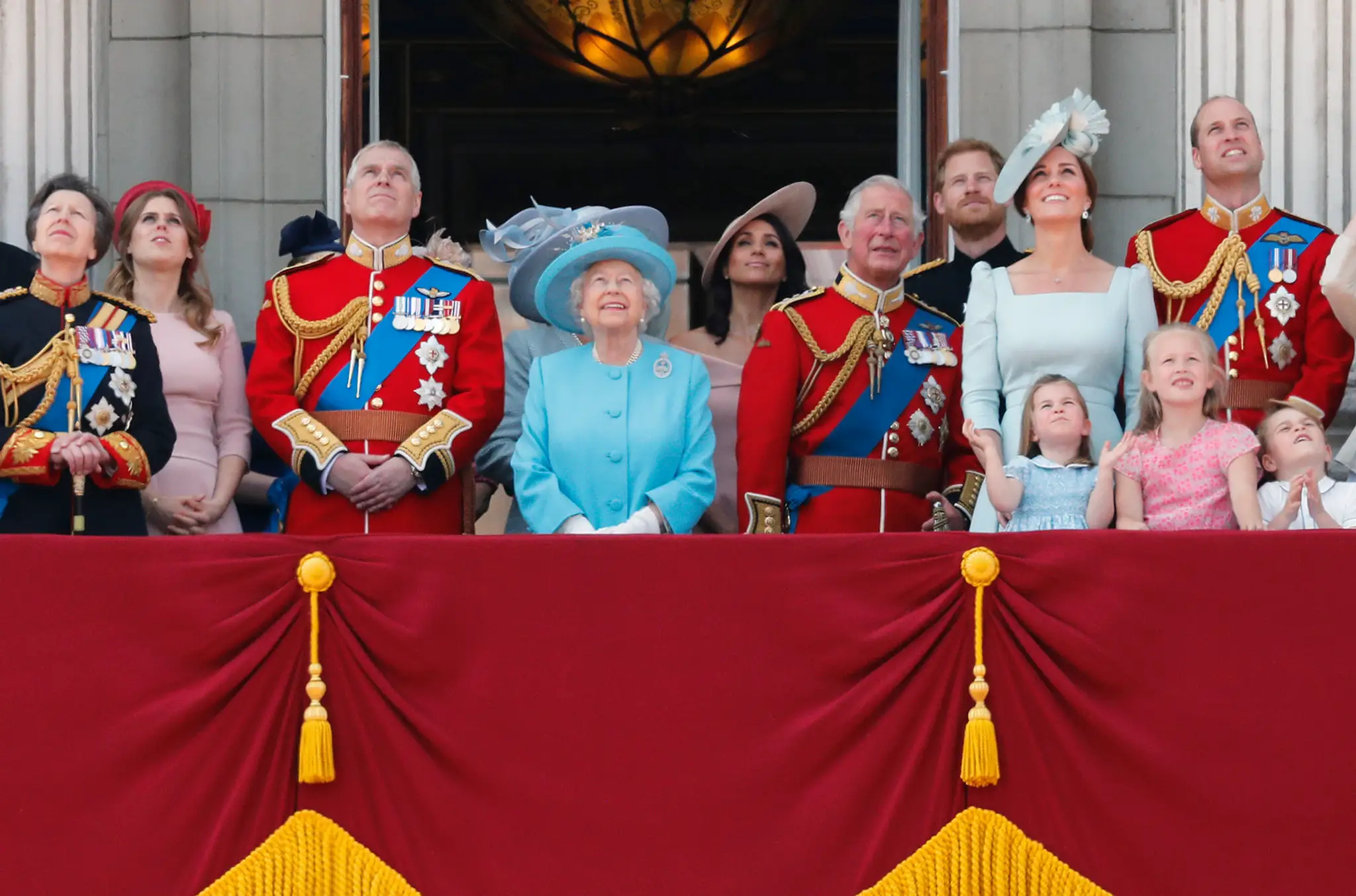 Britská kráľovská rodina na balkóne Buckinghamského paláca počas preletu kráľovskej letky