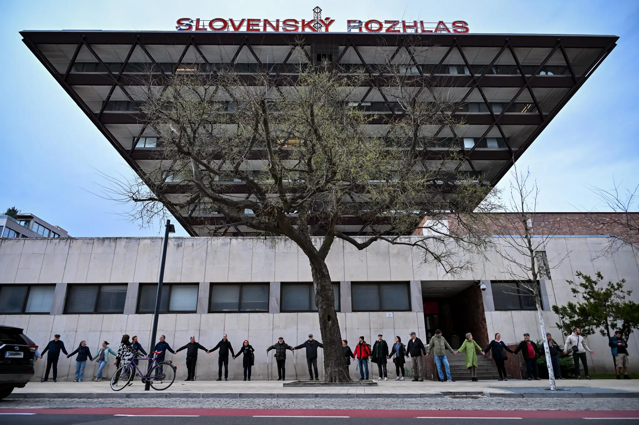 Účastníci protestu vytvorili pred budovou Slovenského rozhlasu živú reťaz.