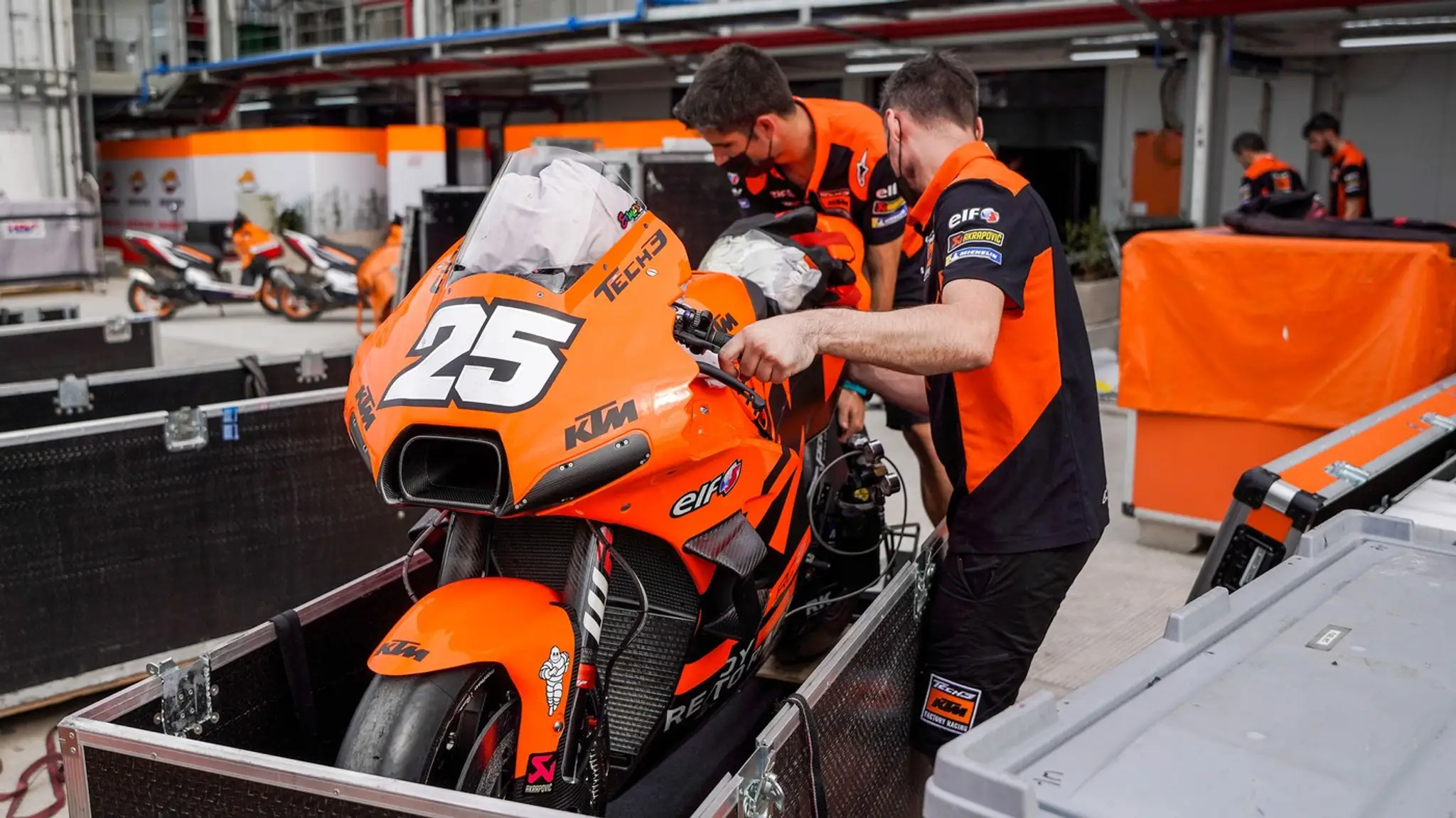 Na snímke je motorka KTM s dvomi konštruktérmi 