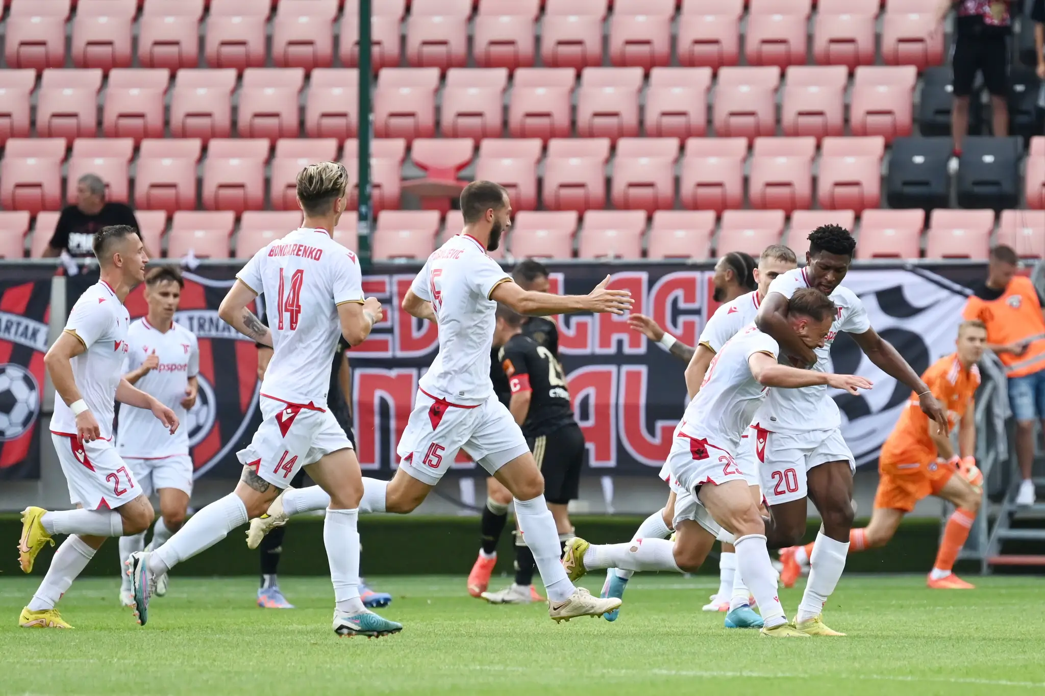 Futbalisti Trenčína sa tešia po strelení gólu.
