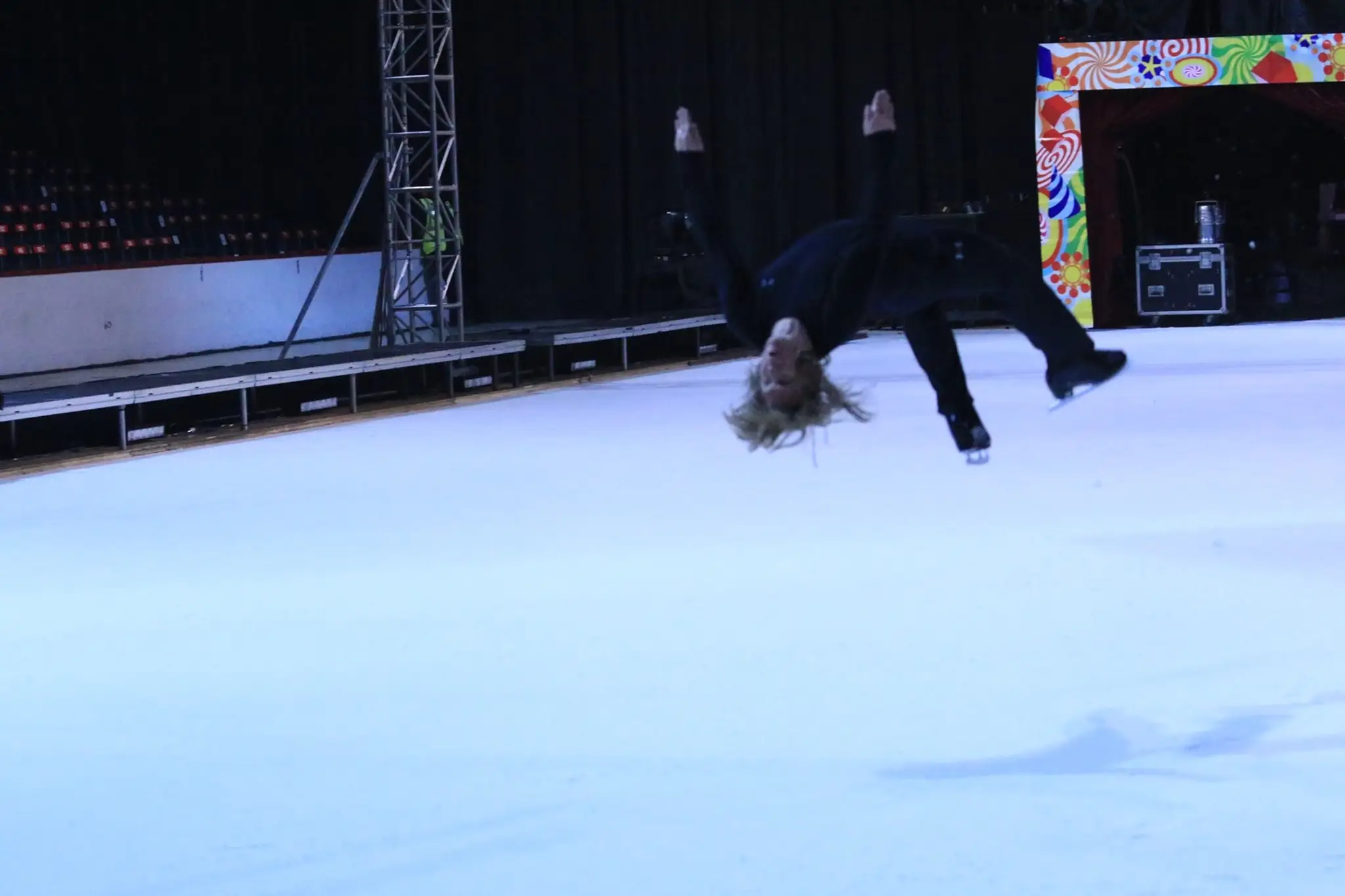 Jozef Sabovčík skáče salto.