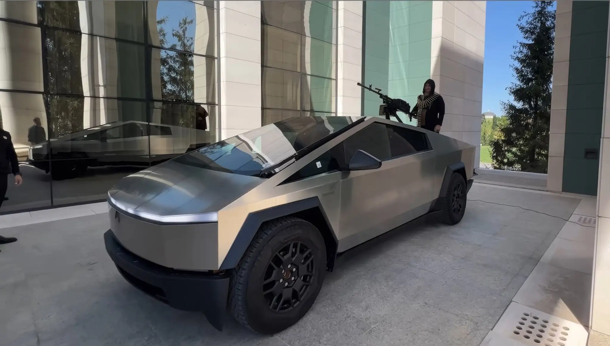 Kadyrovova Tesla s guľometom.