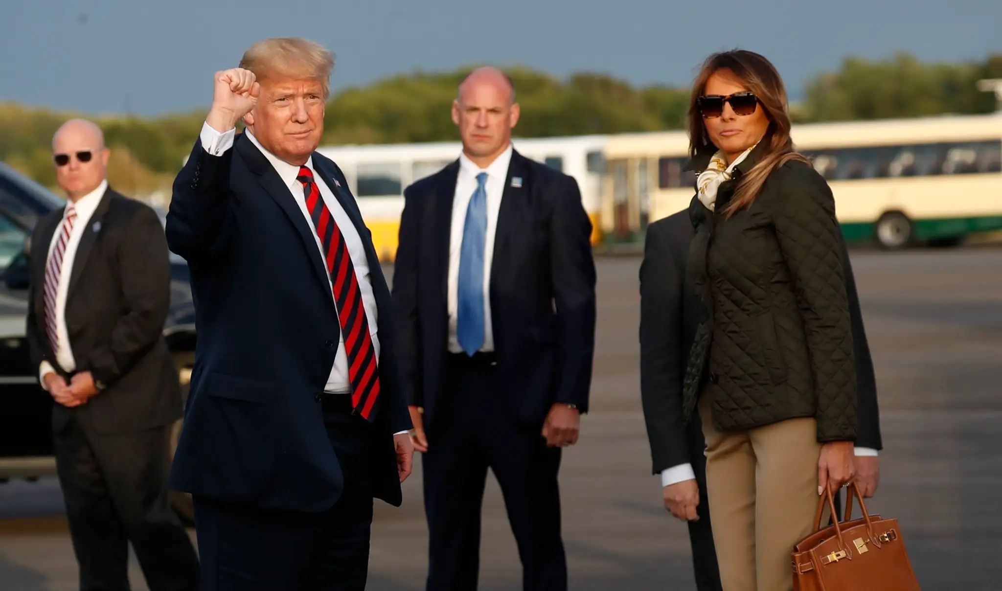 Prezident USA Donald Trump s manželkou Meaniou po vystúpení z lietadla na letisku v Glasgowe.jpg