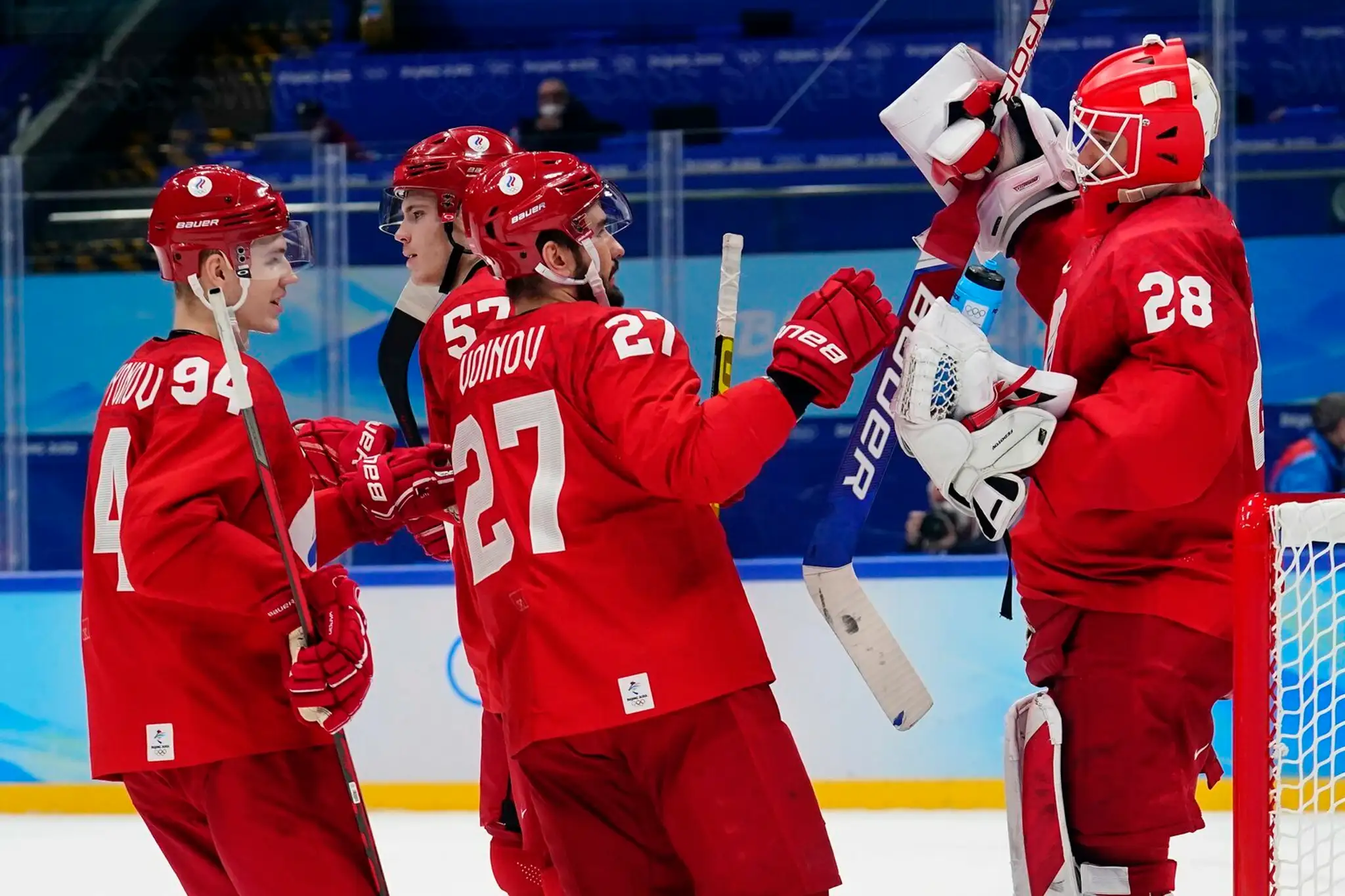 Hráči Ruského olympijského výberu oslavujú triumf na ZOH 2022 nad Švajčiarskom.