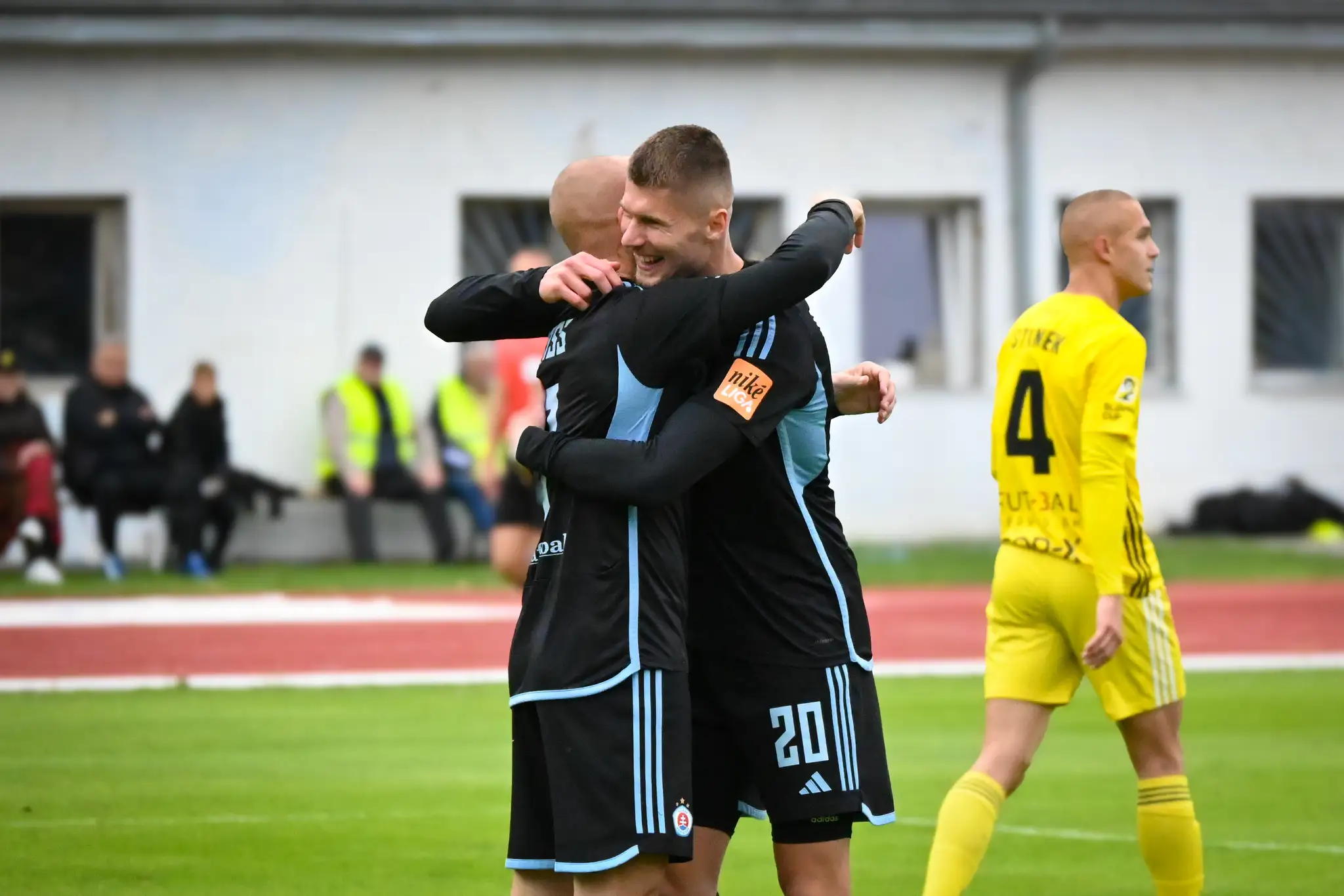 Vladimír Weiss ml. a Alen Mustafič oslavujú gól