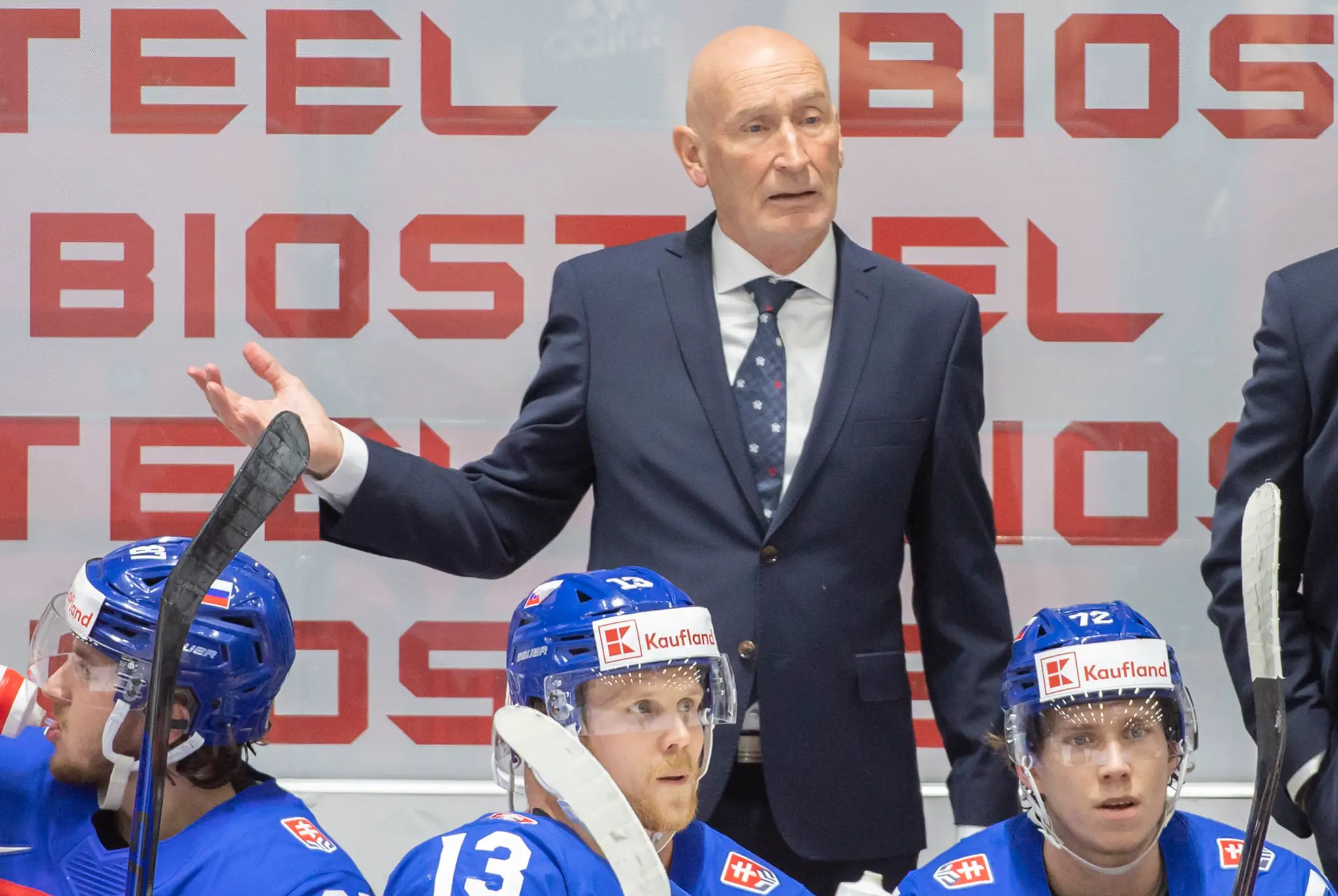 Tréner slovenských hokejistov Craig Ramsay v zápase s Dánskom na MS 2022.