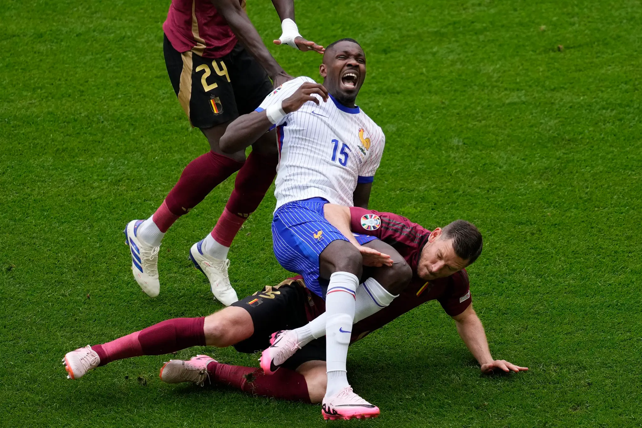 Francúz Marcus Thuram reaguje po zákroku Belgičana Jana Vertonghena v osemfinále ME 2024.