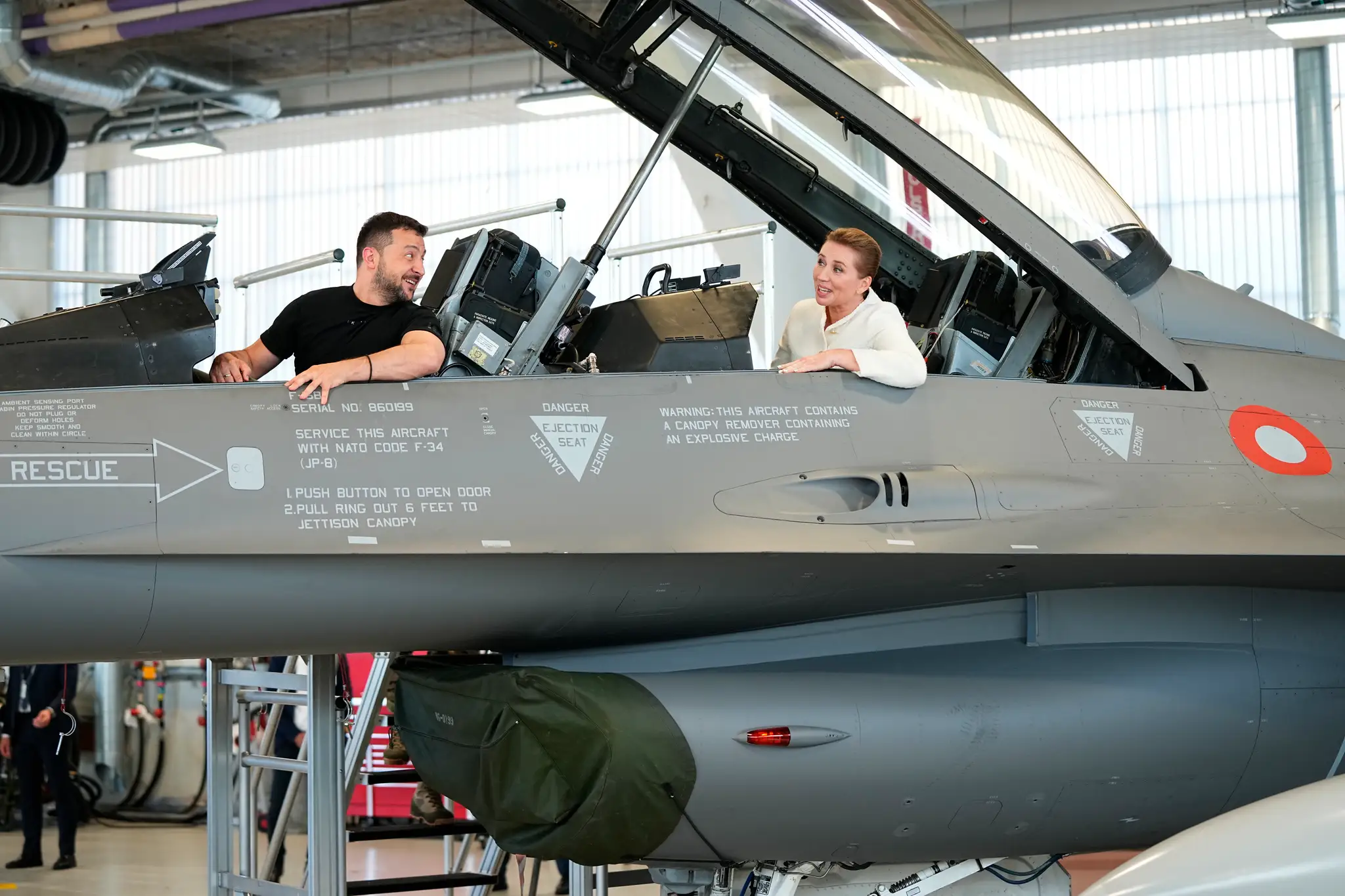 Na snímke ukrajinský prezident Volodymyr Zelenskyj a dánska premiérka Mette Fredeksenová sedia v stíhačke F-16 na leteckej základni Skrydstrup.