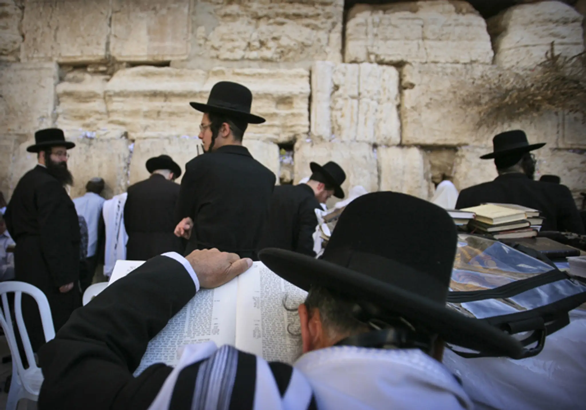 Ortodoxní židovskí muži sa modlia v Jeruzaleme pri Múre nárekov počas sviatku Jom kippur Deň zmierenia.