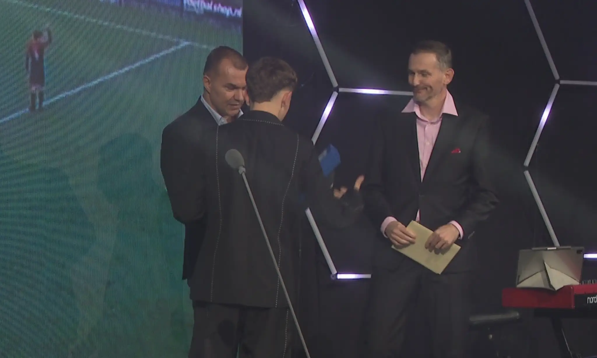 Martin Lisý (vpravo) odovzdáva cenu Samuelovi Dikošovi.