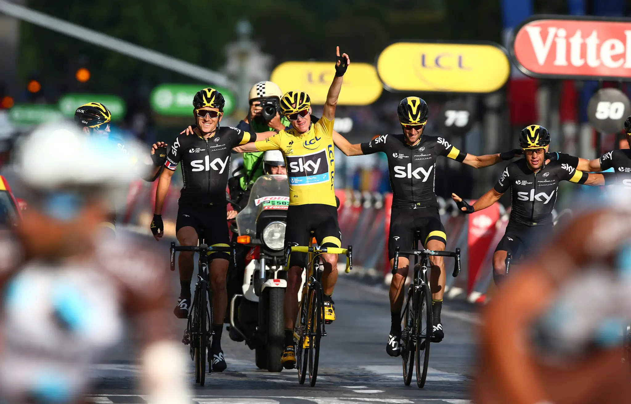 Víťazný dojazd tímu Sky s celkovým víťazom Tour de France 2015 Chrisom Froomeom.