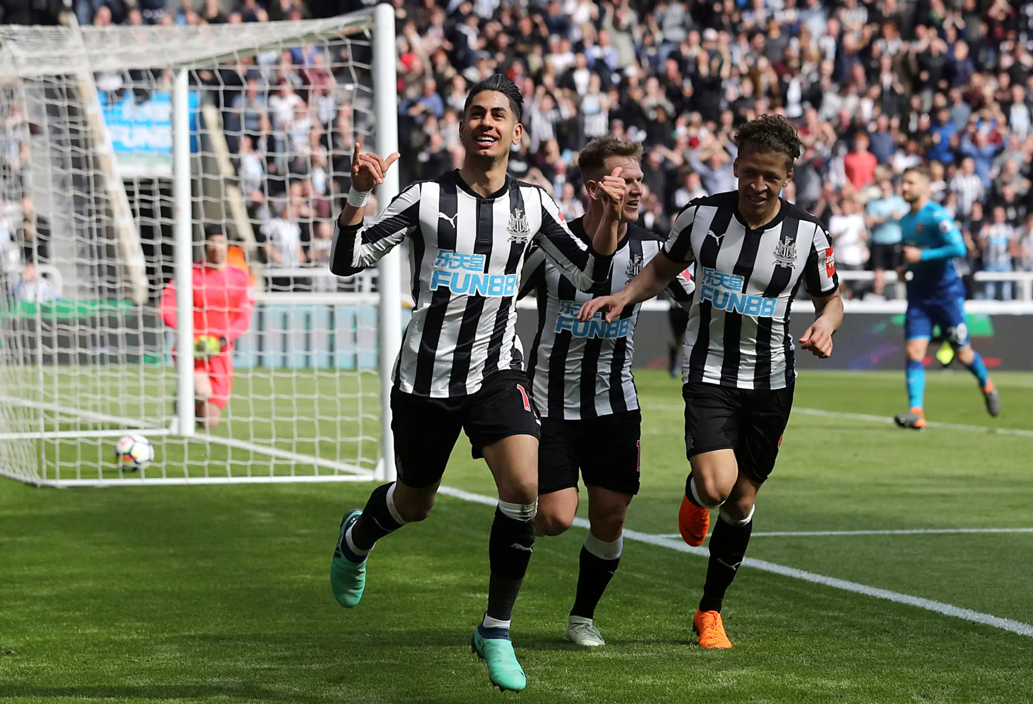 Ayoze Perez oslavuje gól proti Arsenalu.