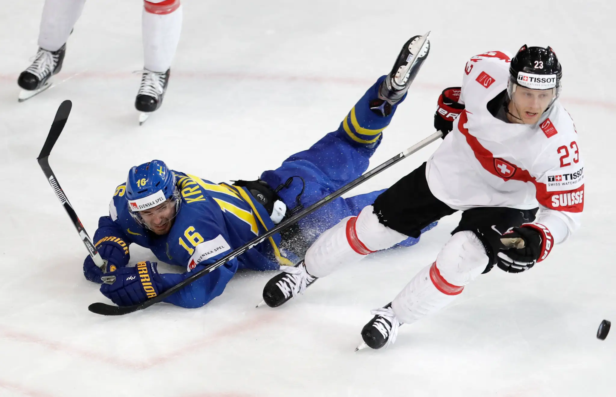Marcus Kruger (vľavo) zo Švédska atakuje Švajčiara Simona Bodenmanna vo štvrťfinále MS 2017.
