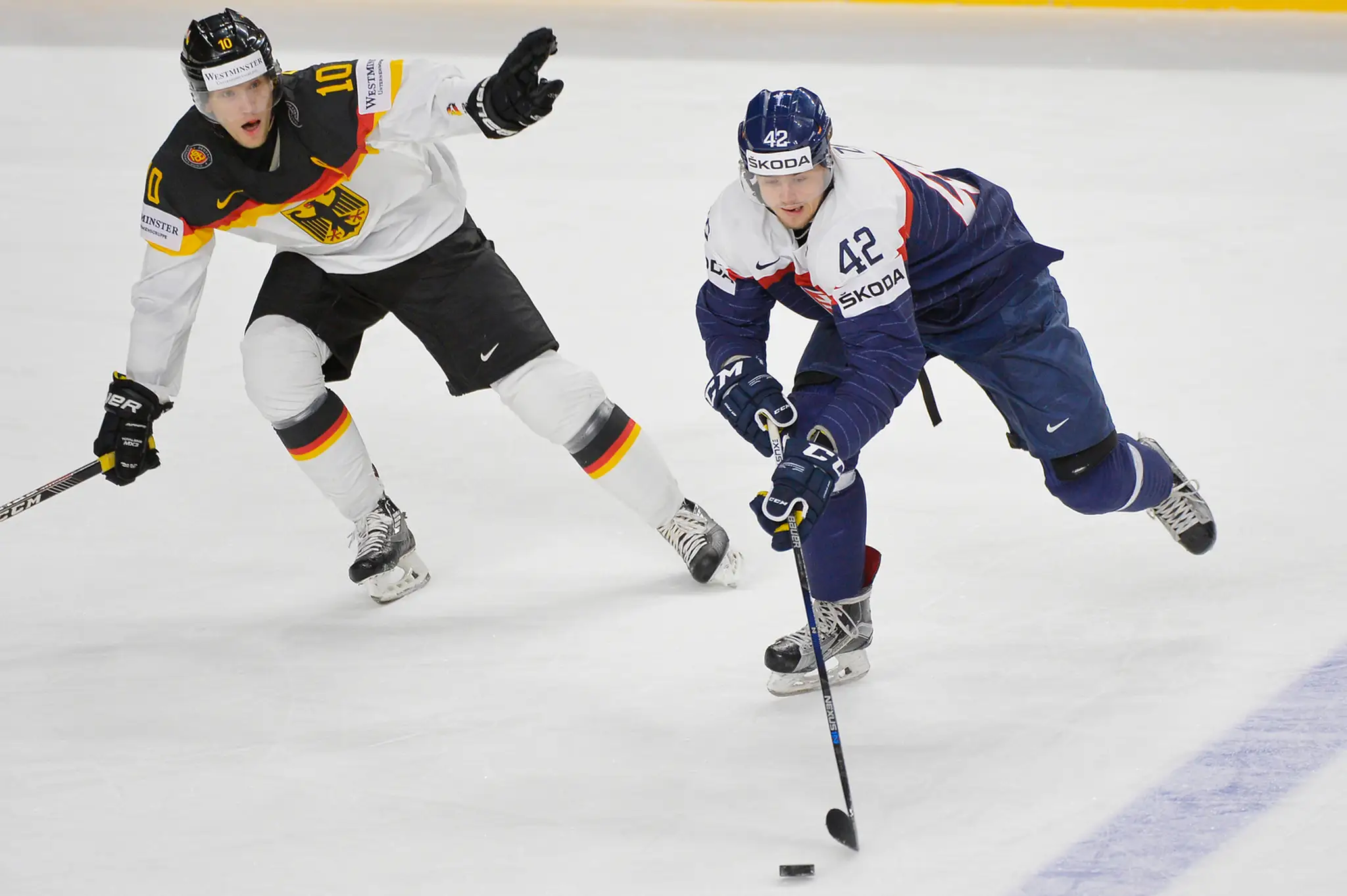 Bek Nemecka Christian Ehrhoff (vľavo) sasnaží zastaviť útočníka Tomáša Ziga v dueli MS 2017.