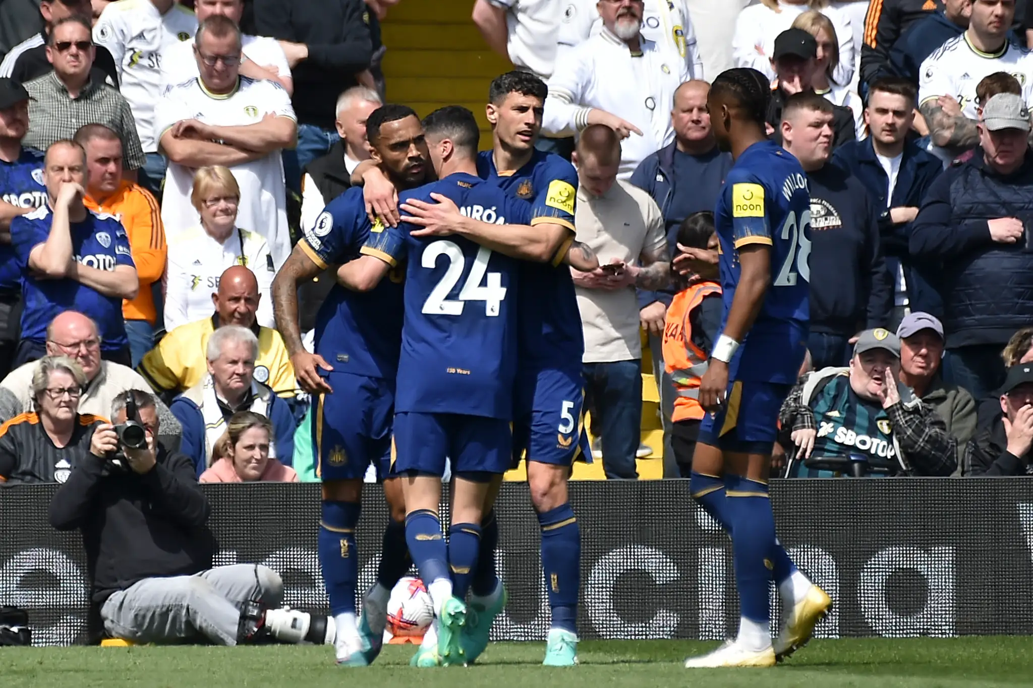 Callum Wilson z Newcastle United sa teší z gólu so spoluhráčmi