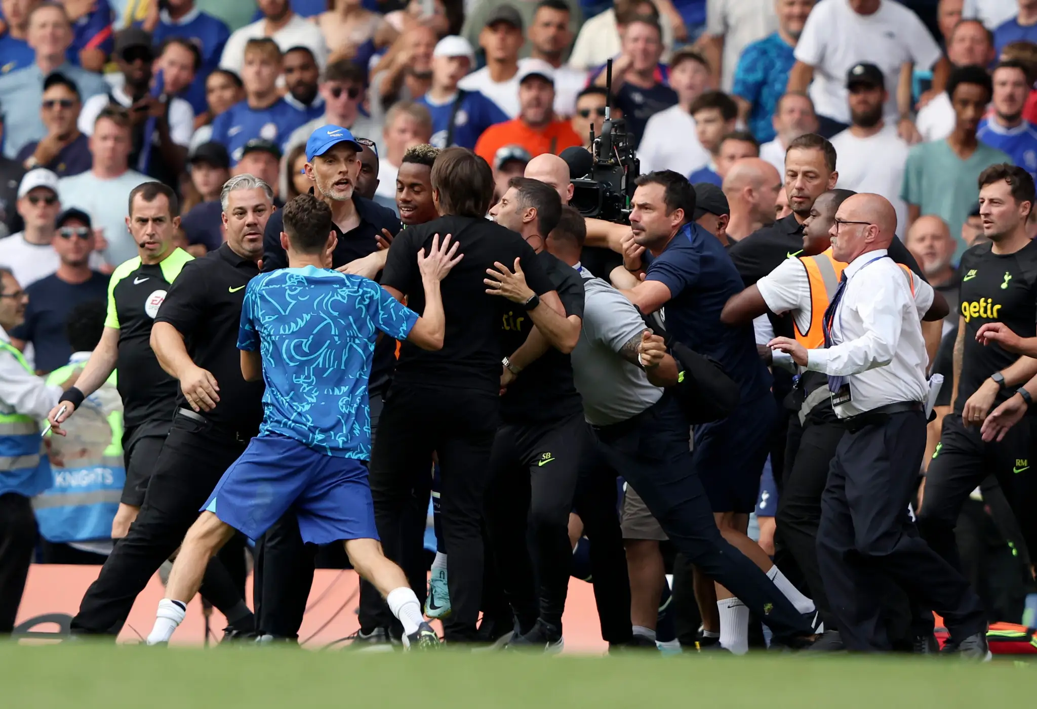 Kouč Chelsea Thomas Tuchel v šarvátke s náprotivkom z Tottenhamu Antoniom Contem.