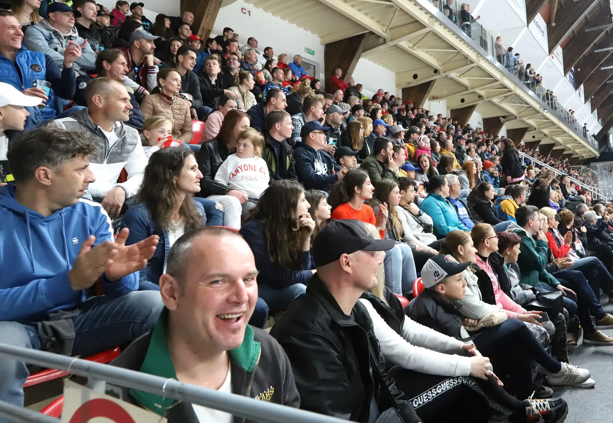 Na snímke diváci počas hokejovej exhibície All Star legiend v Tipsport aréne v Banskej Bystrici.