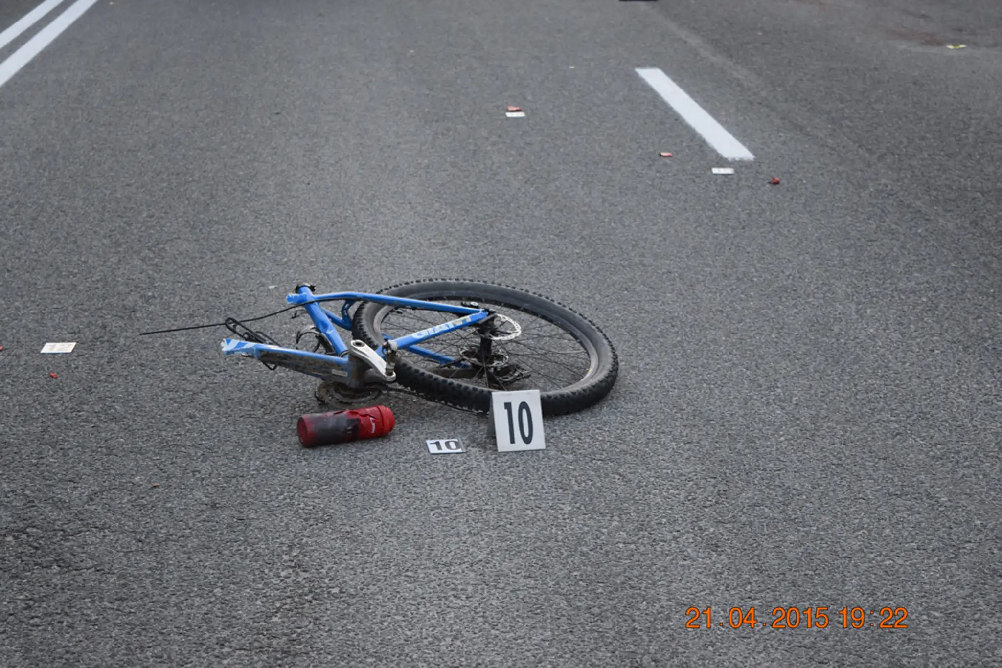 Smrteľná nehoda motorkára a cyklistu.