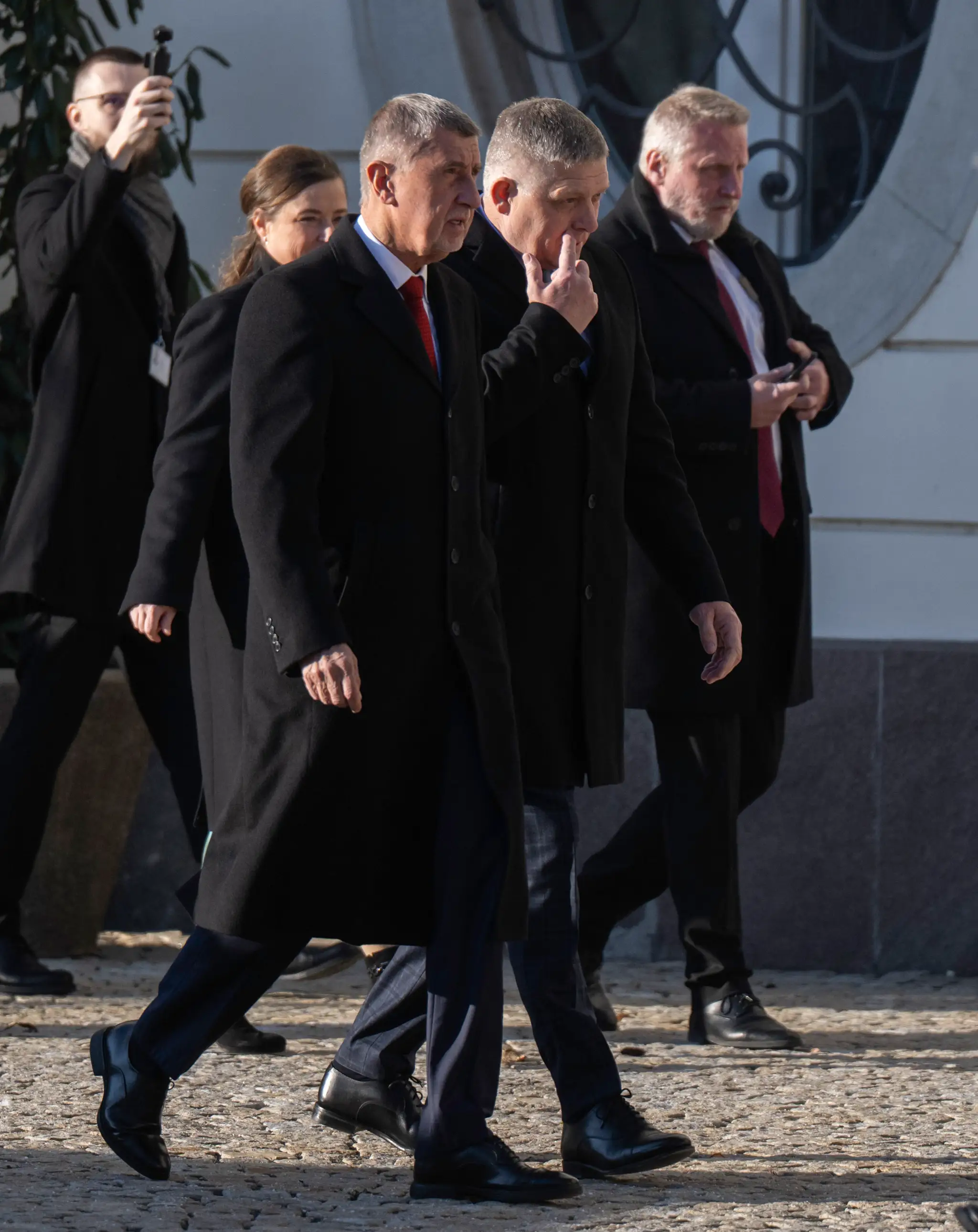Slovenský premiér Robert Fico (vľavo) a český premiér Andrej Babiš (vpravo) kráčajú počas uvítacieho ceremoniálu v Bratislave.
