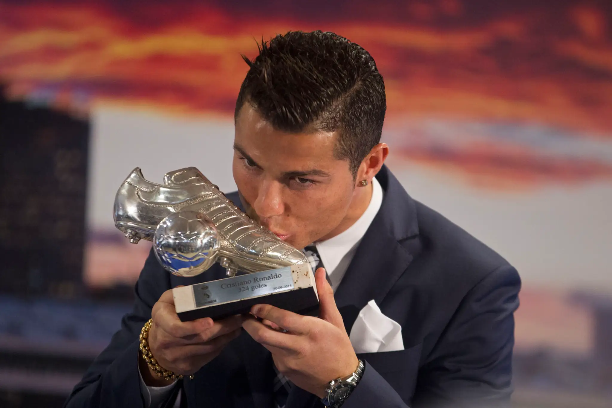 Portugalský útočník Realu Madrid Cristiano Ronaldo bozkáva ocenenie klubu - striebornú kopačku