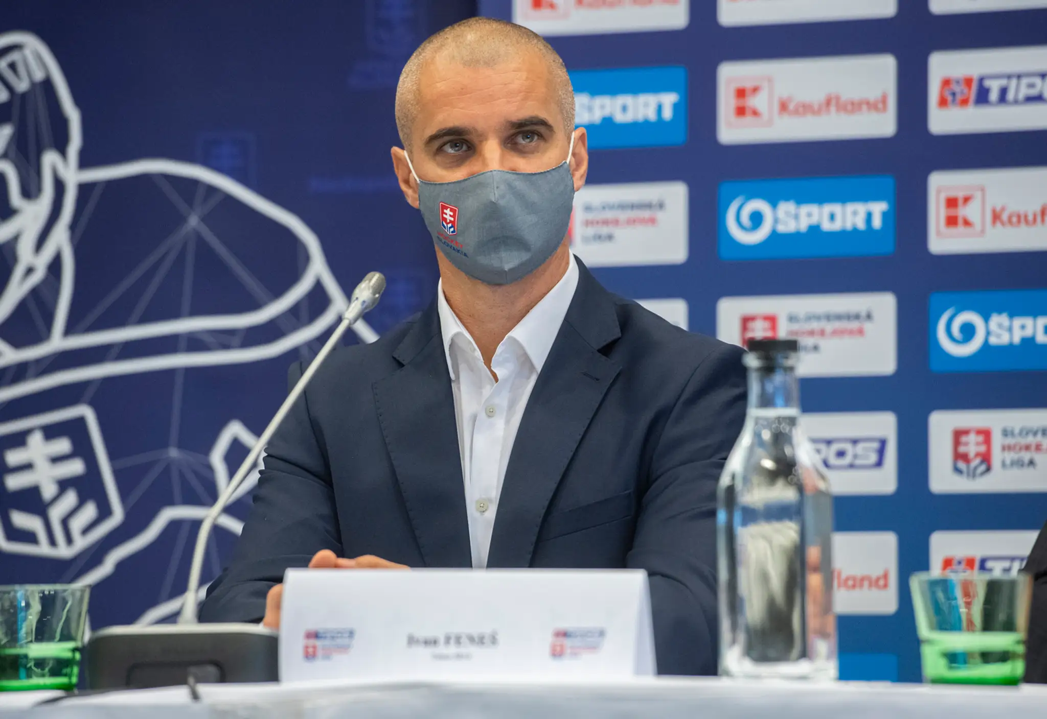 Tréner SR18 Ivan Feneš počas tlačovej konferecie Slovenského zväzu ľadového hokeja.