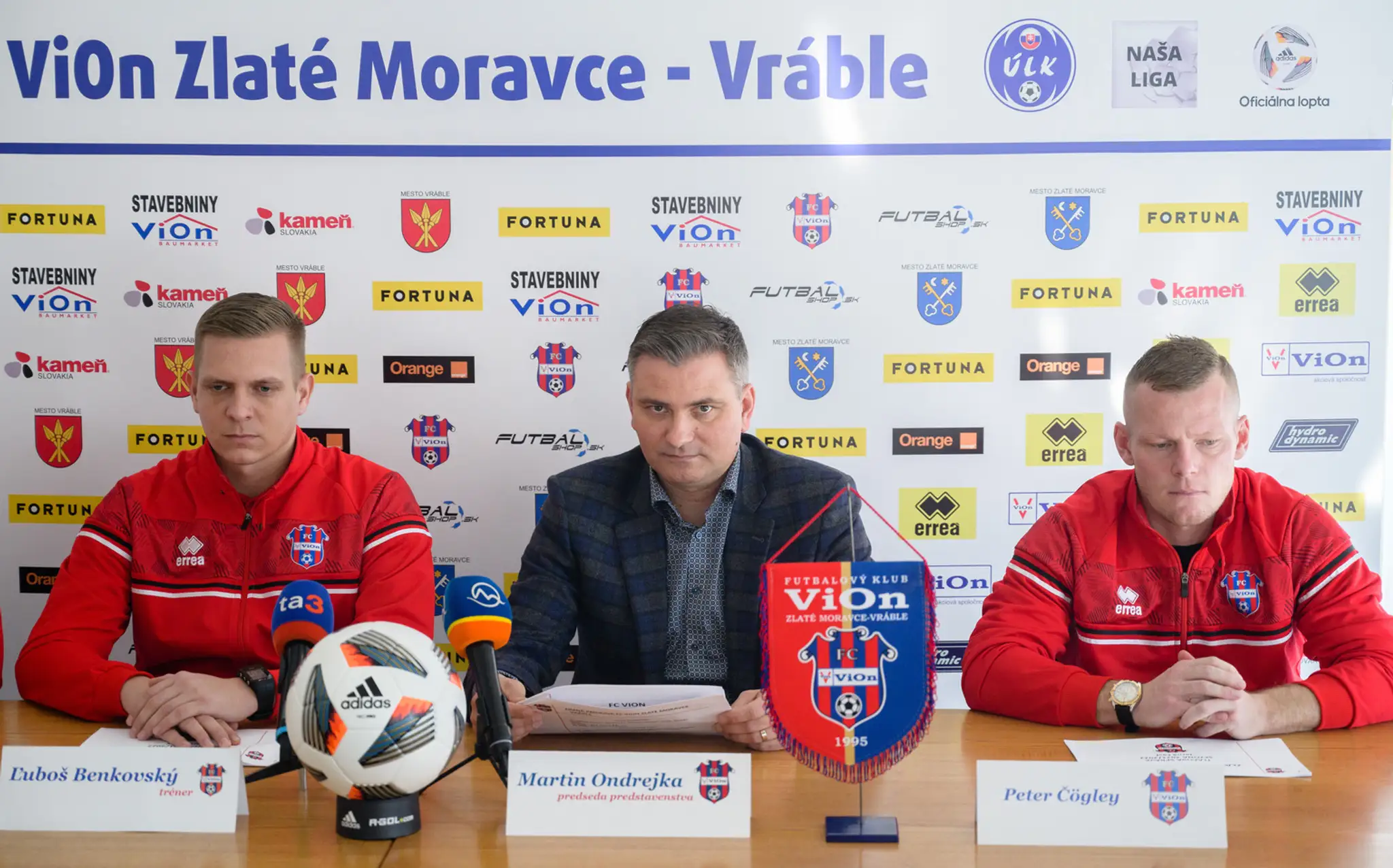 Zľava tréner Zl. Moraviec Ľuboš Benkovský, predseda predstavenstva Martin Ondrejka a Peter Čögley počas tlačovej konferencie