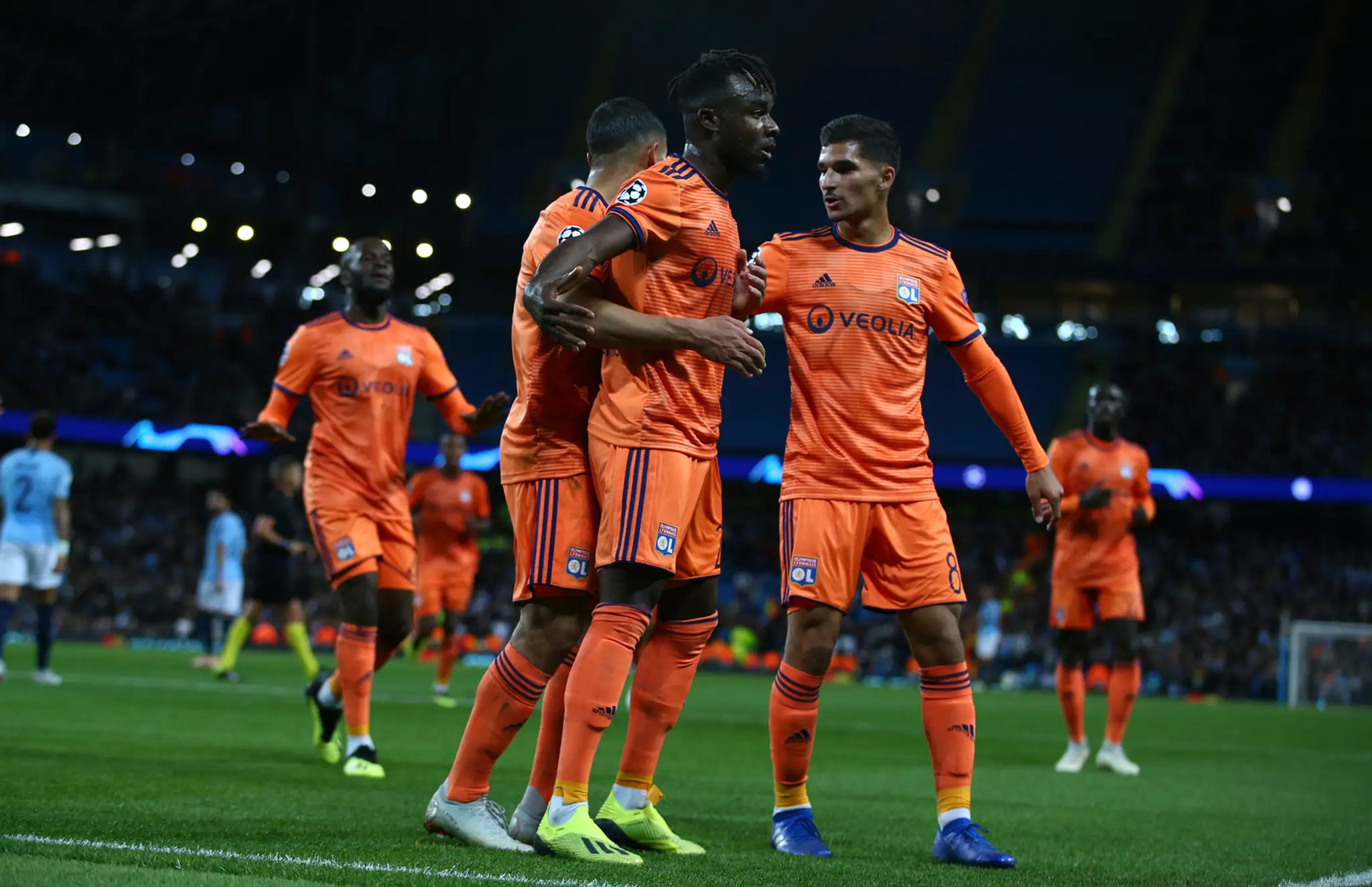 Maxwel Cornet (v strede) oslavuje so spoluhráčmi z Lyonu gól na pôde ManCity v zápase LM.