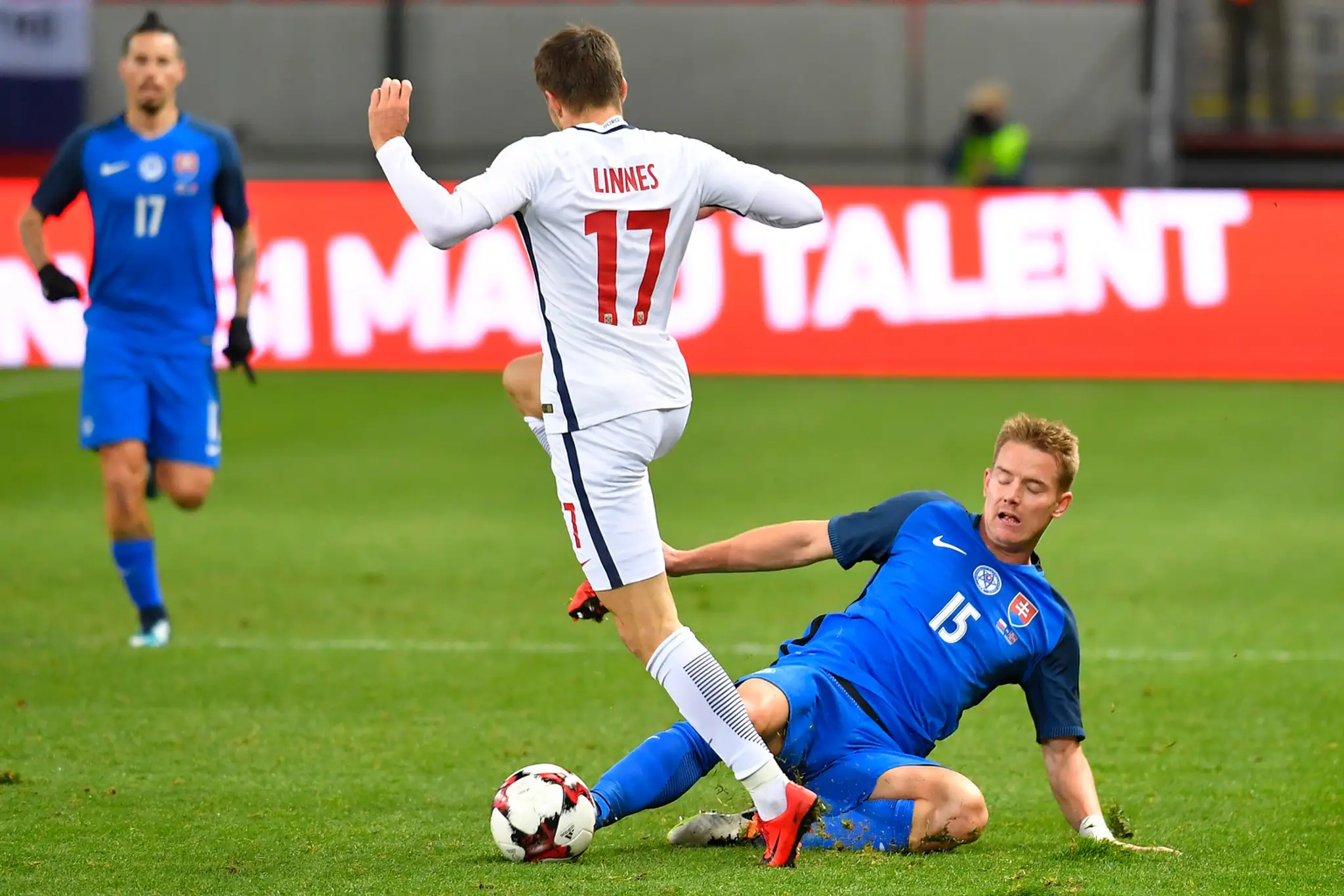 Nórski hráči, vľavo Markus Henriksen a vpravo Mohamed Elyounussi atakujú v prípravnom dueli Marka Hamšíka.