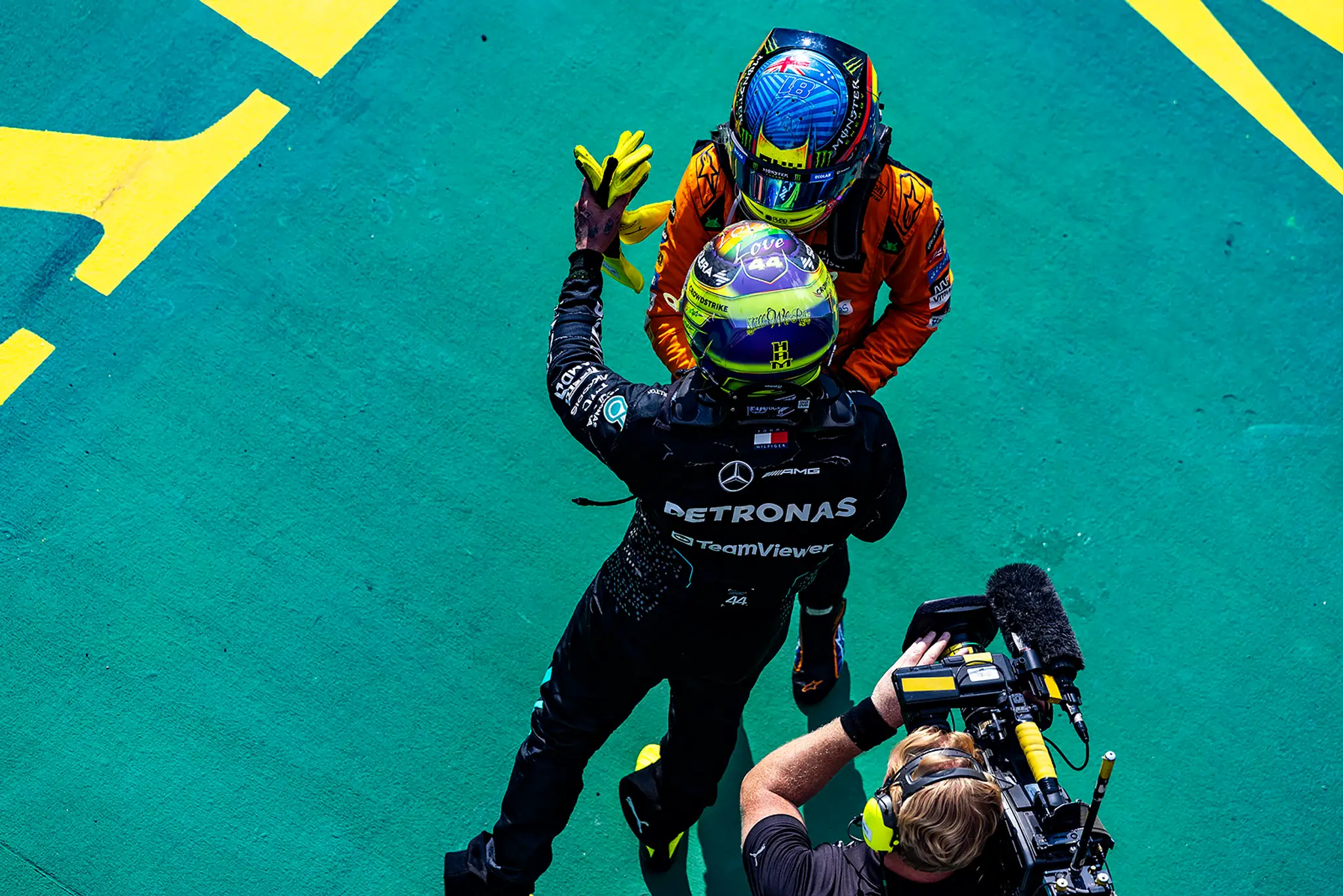 Lewis Hamilton a Oscar Piastri.