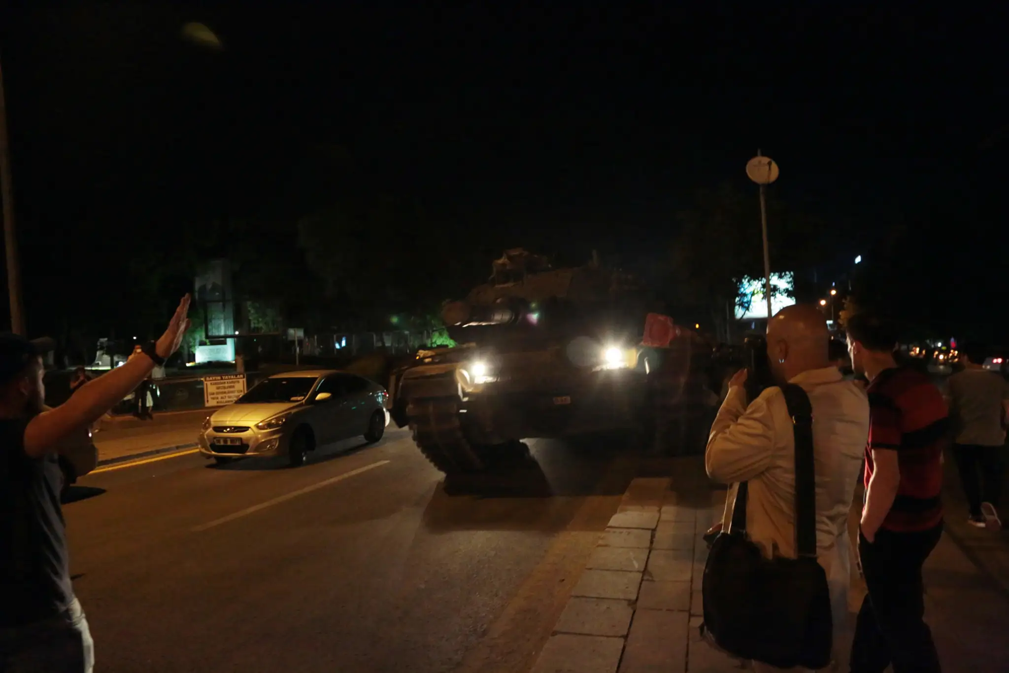 Časť tureckej armády sa v Istanbule pokúša o prevrat.