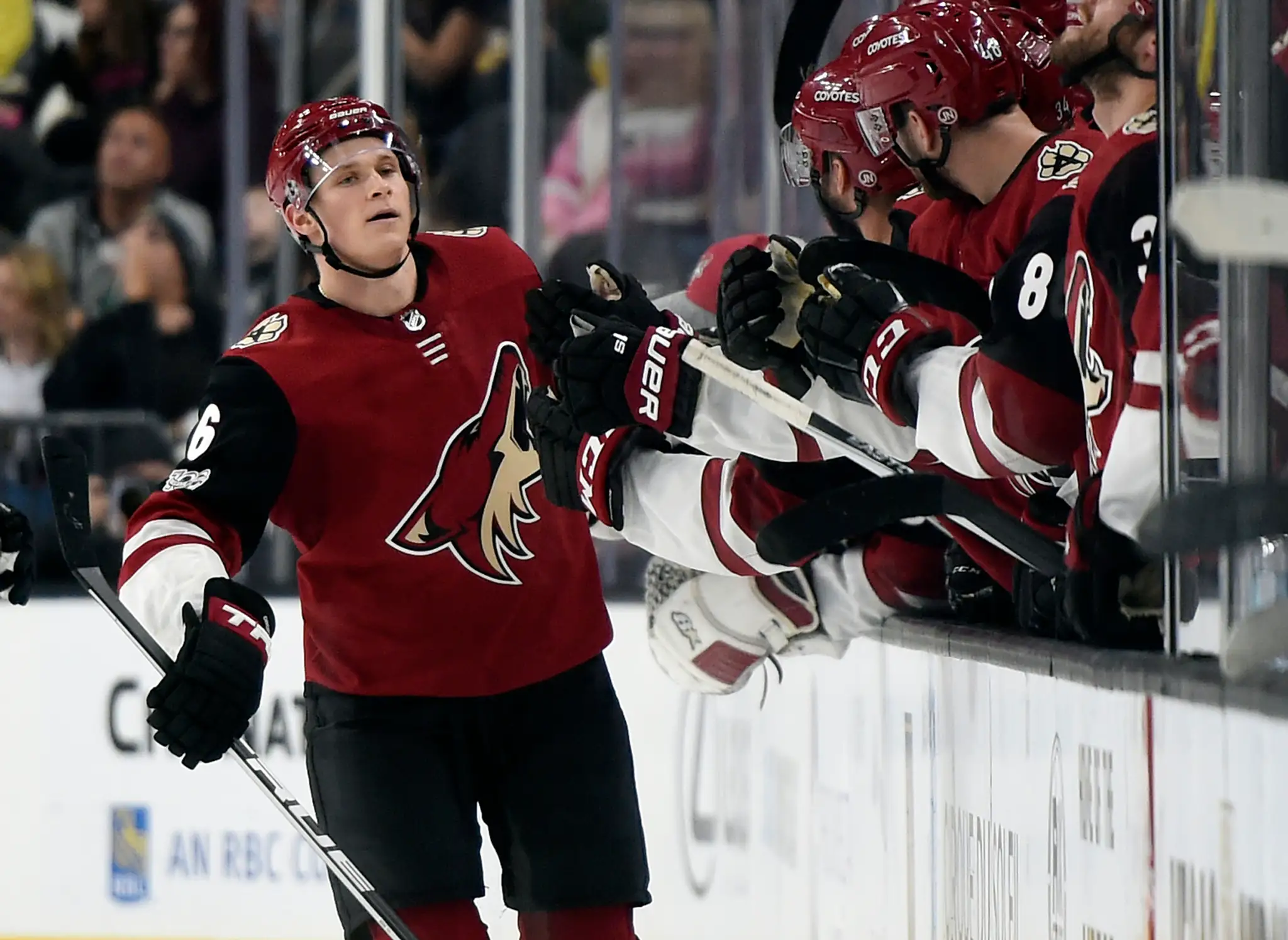 Nico Hischier (vpravo) z New Jersey v zápse proti Detroitu.