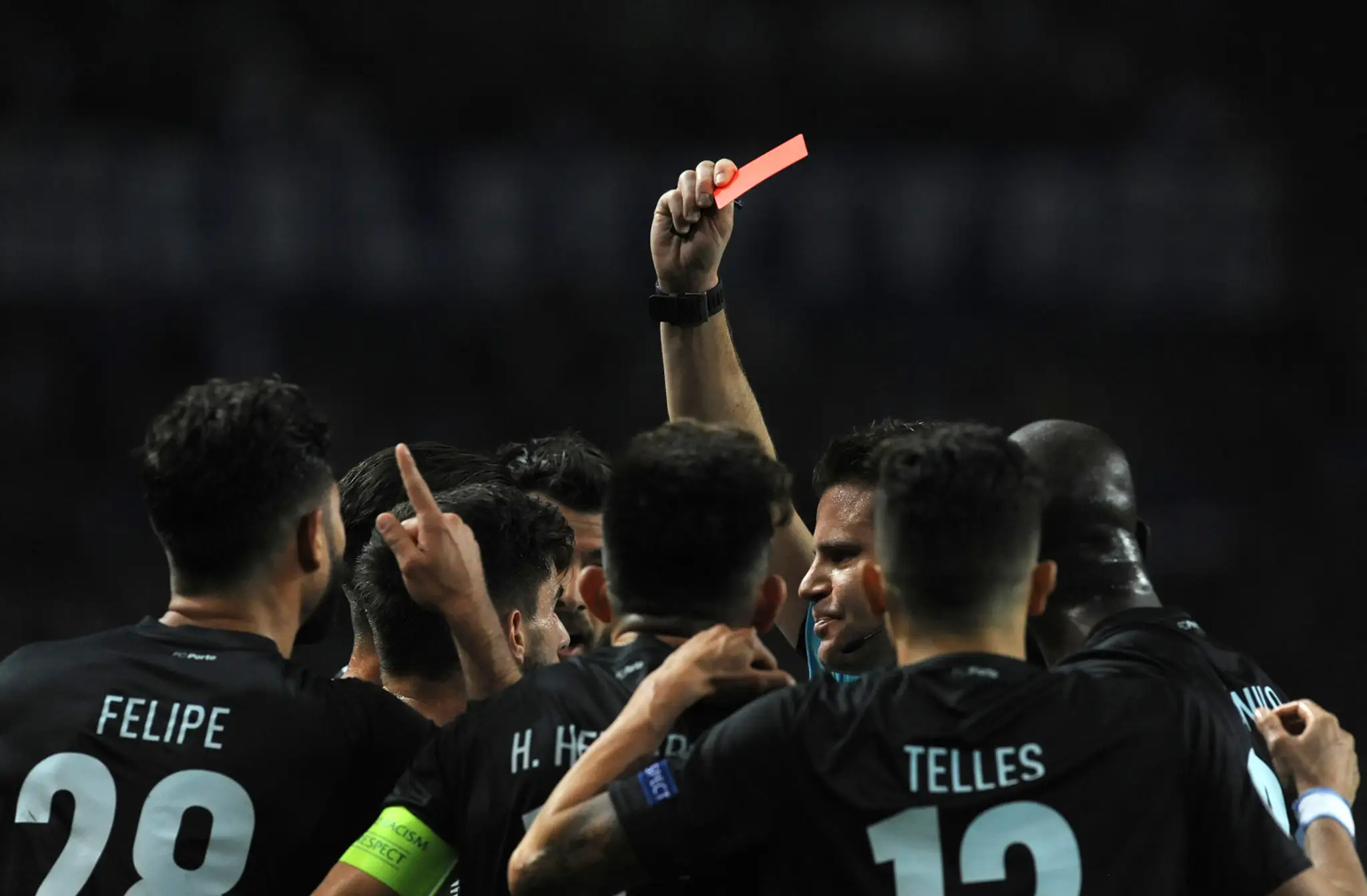 Arbiter Felix Brych ukazuje červenú kartu Alexovi Tellesovi z Porta v osemfinále LM proti Juventusu.