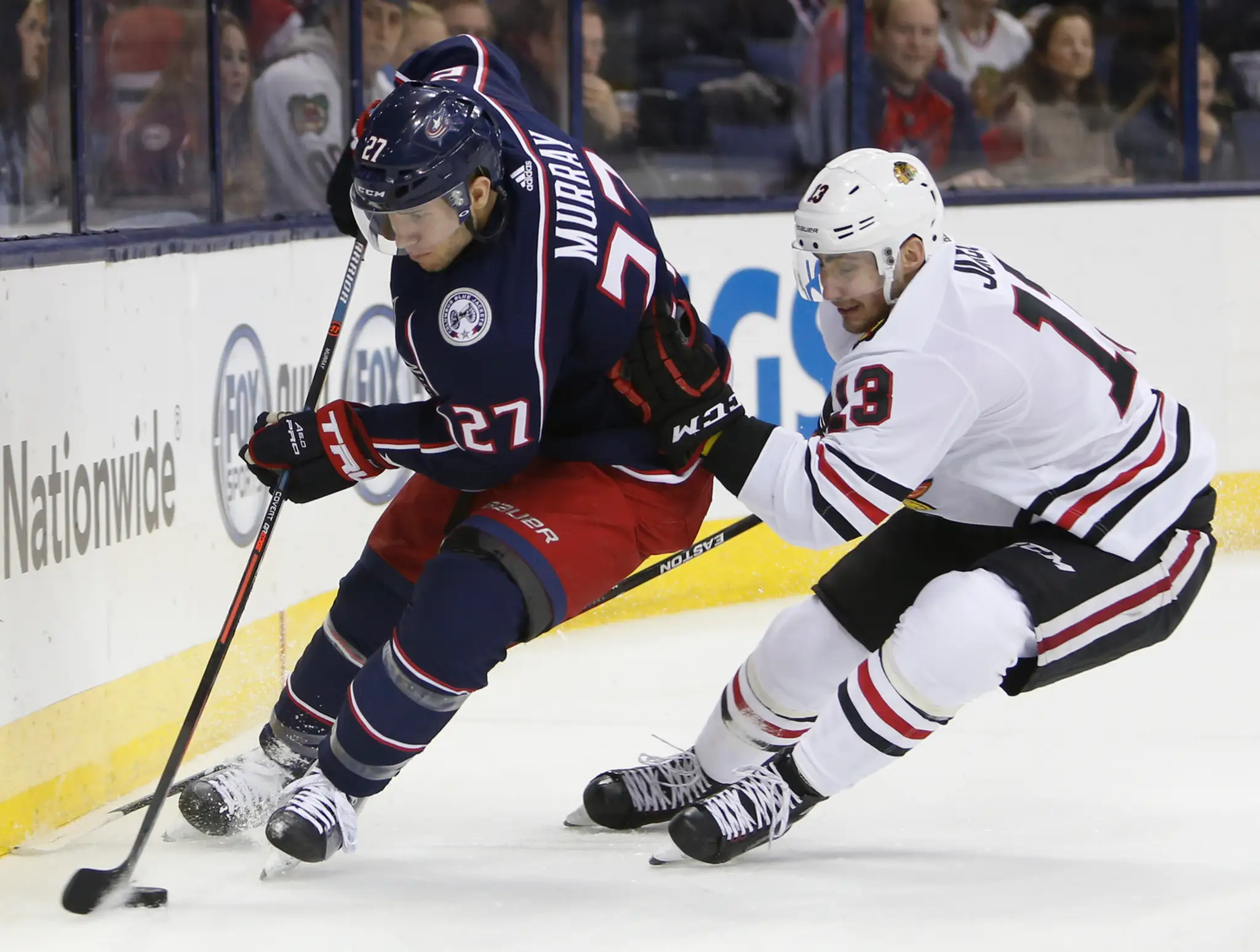 Hokejista Columbusu Blue Jackets Ryan Murray (vľavo) a hráč Chicaga Blackhawks Tomáš Jurčo.