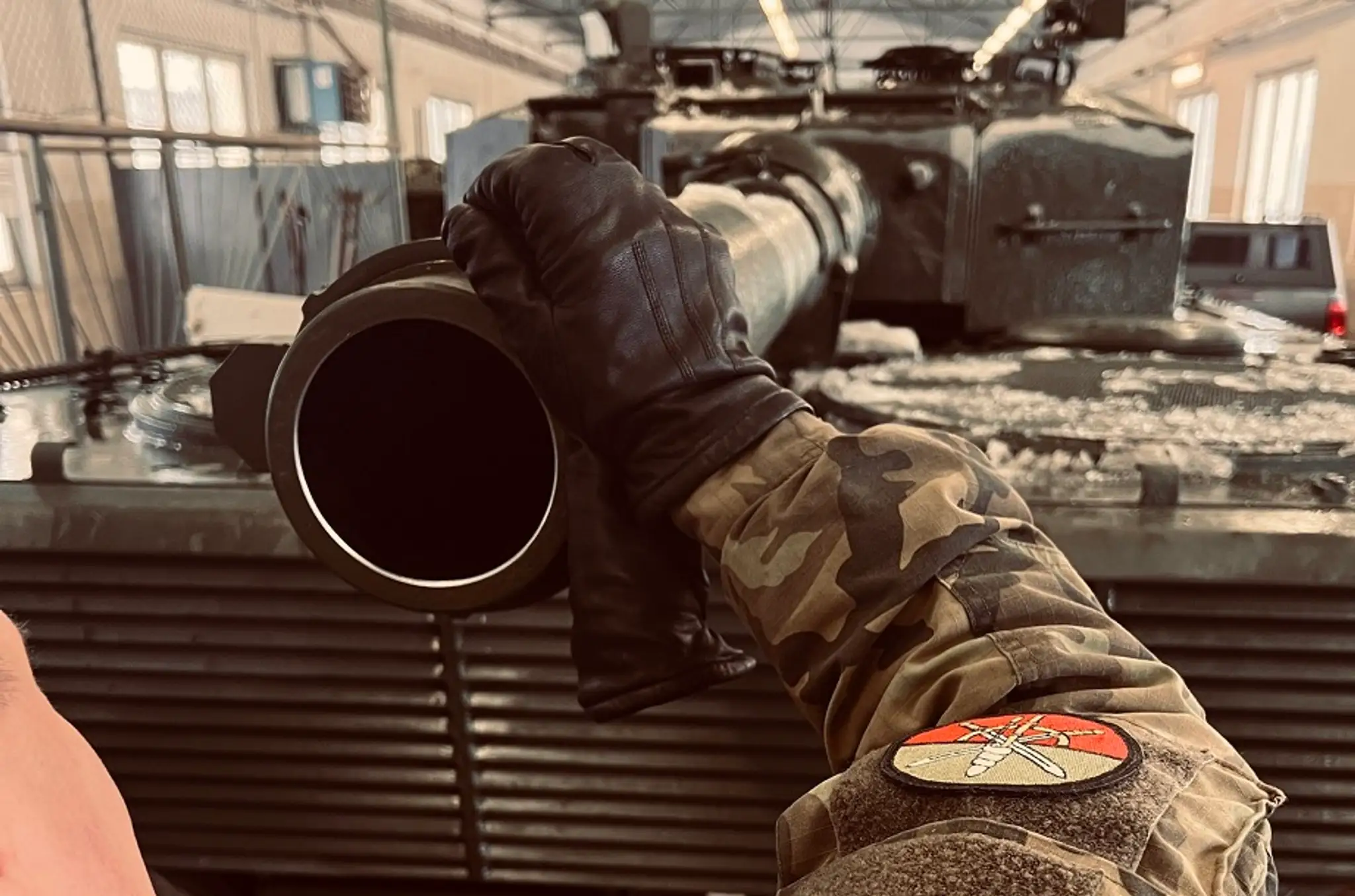 Česko si prevzalo od Nemecka prvý z 15 tankov Leopard 2A4.