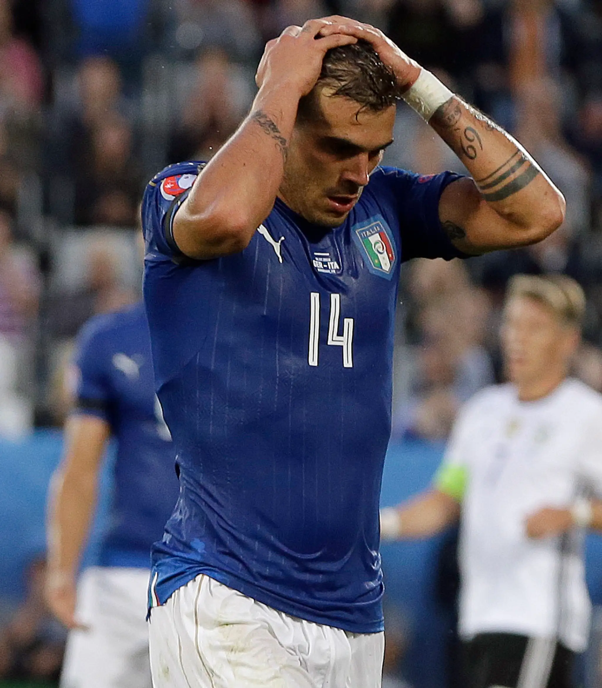 Taliansky futbalista Stefano Sturaro sa drží za hlavu po gólovej šanci vo štvrťfinále ME.