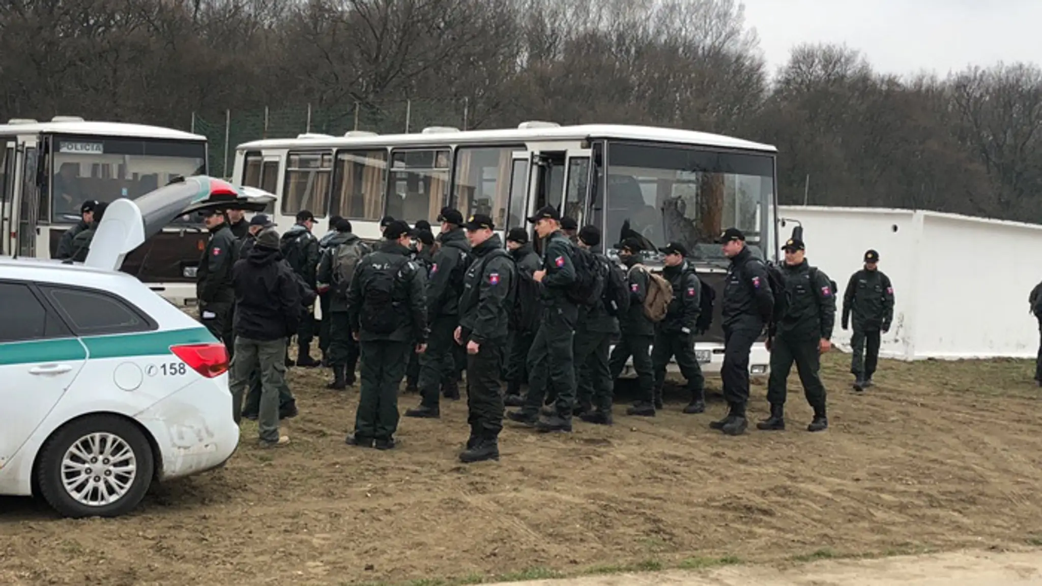 Policajti prehľadávajú Mačiansky háj.