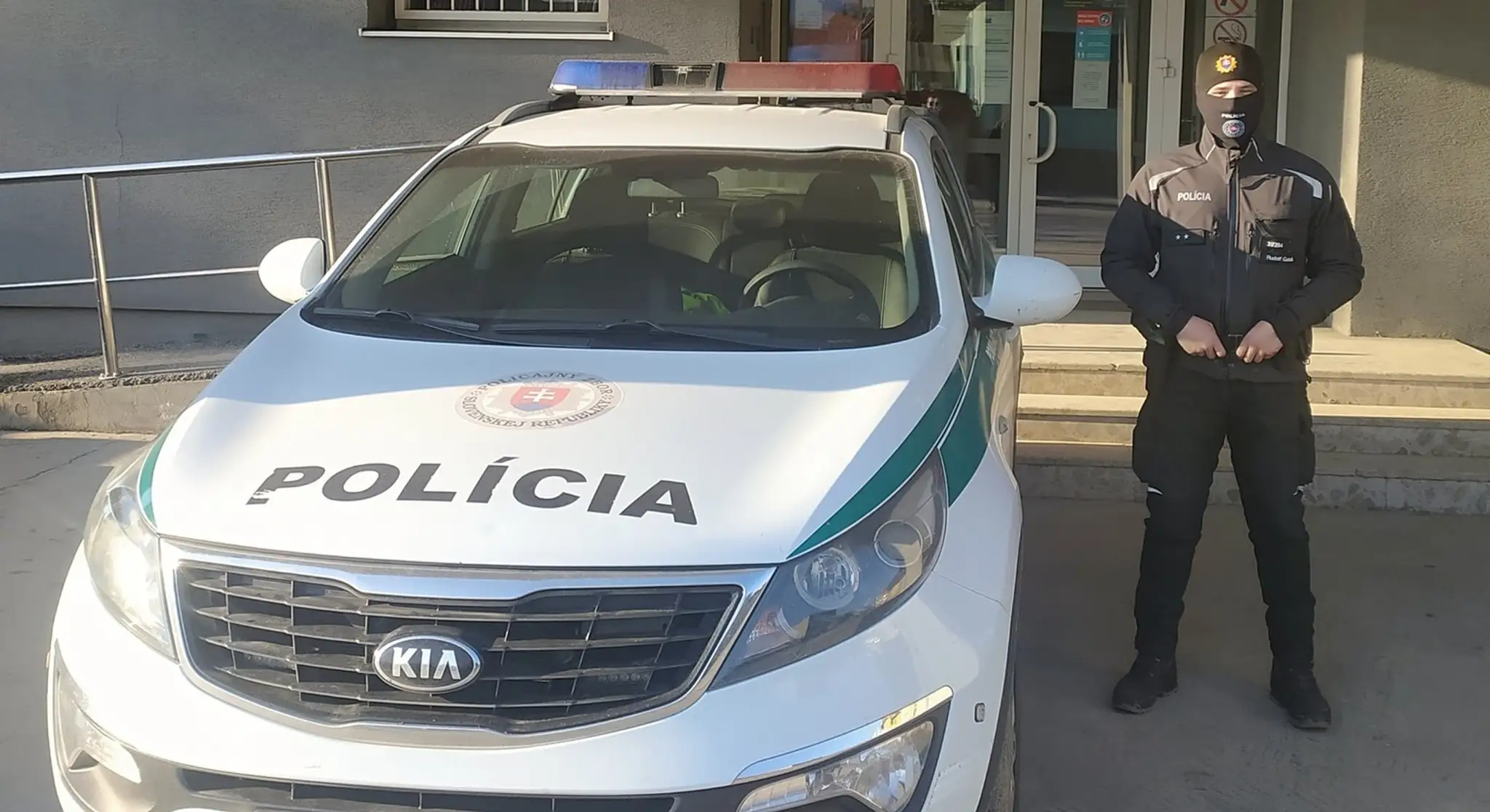 Policajt zachránil žene život
