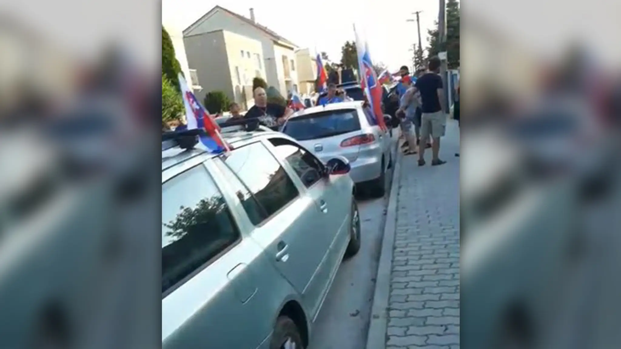 Zhromaždenie pred domom pediatričky Eleny Prokopovej.