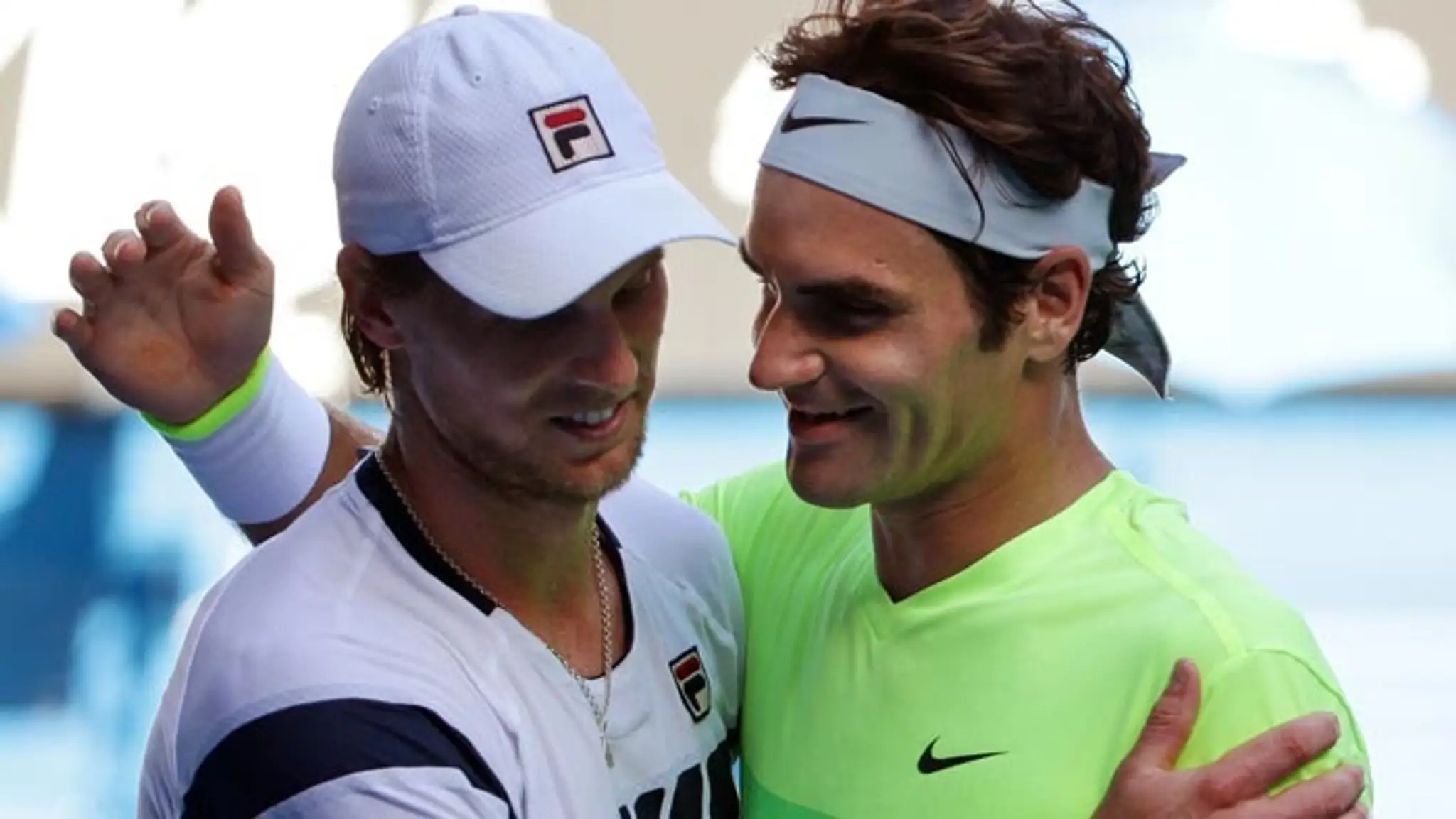 Taliansky tenista Andreas Seppi prijíma gratuláciu od porazeného Švajčiara Rogera Federera.