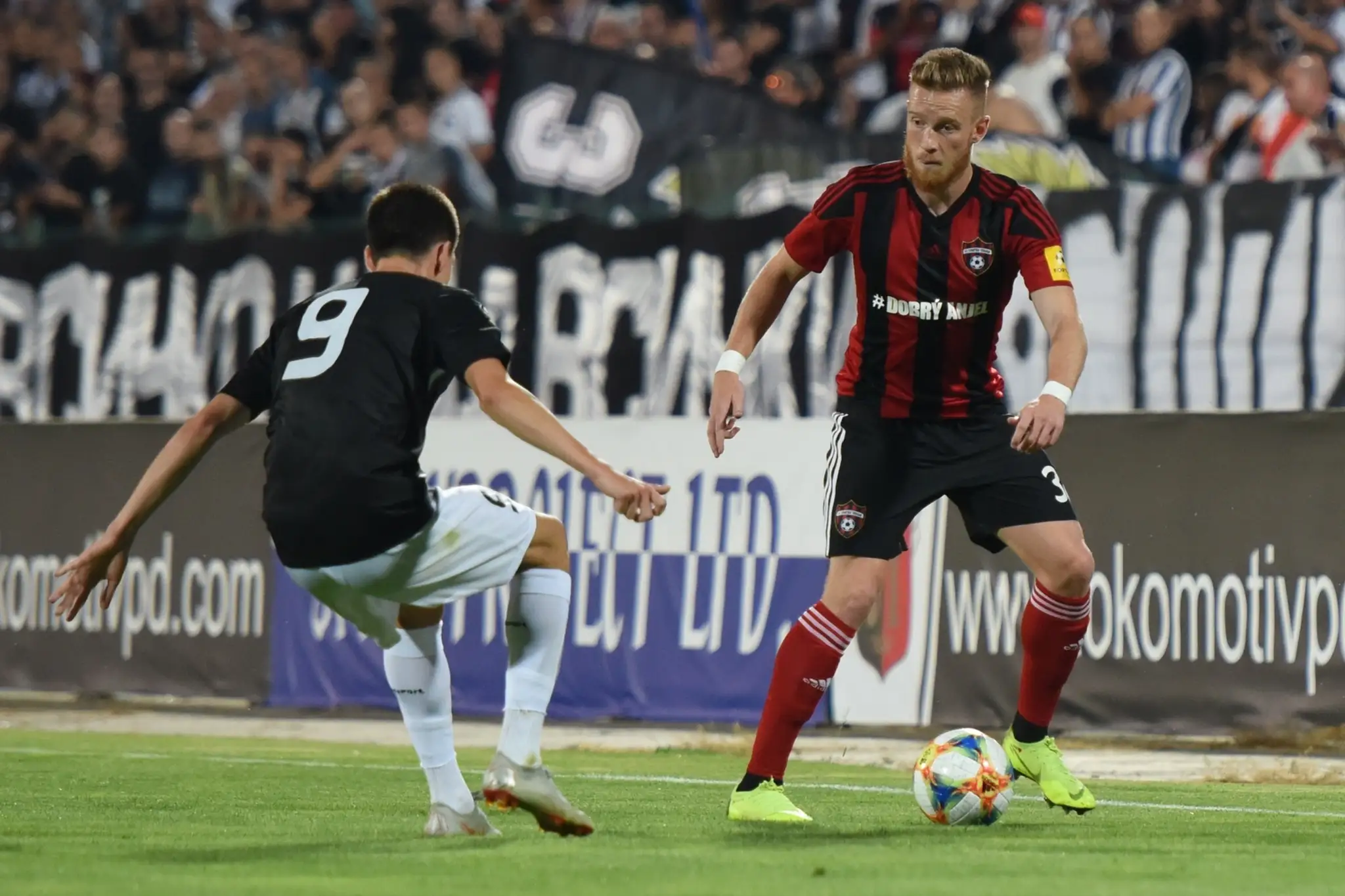 Zľava Petar Vitanov z Plovdivu, Trnavčan Marko Tešija a kapitán Plovdivu Dimitar Iliev v prvom zápase 2. predkola EL.