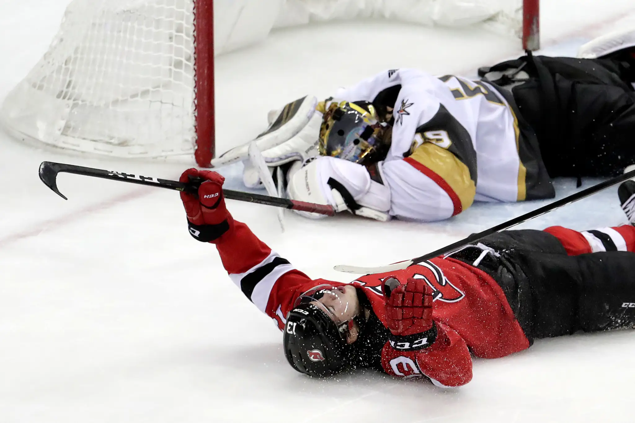 Nico Hischier z New Jersey oslavuje gól proti Vegasu.
