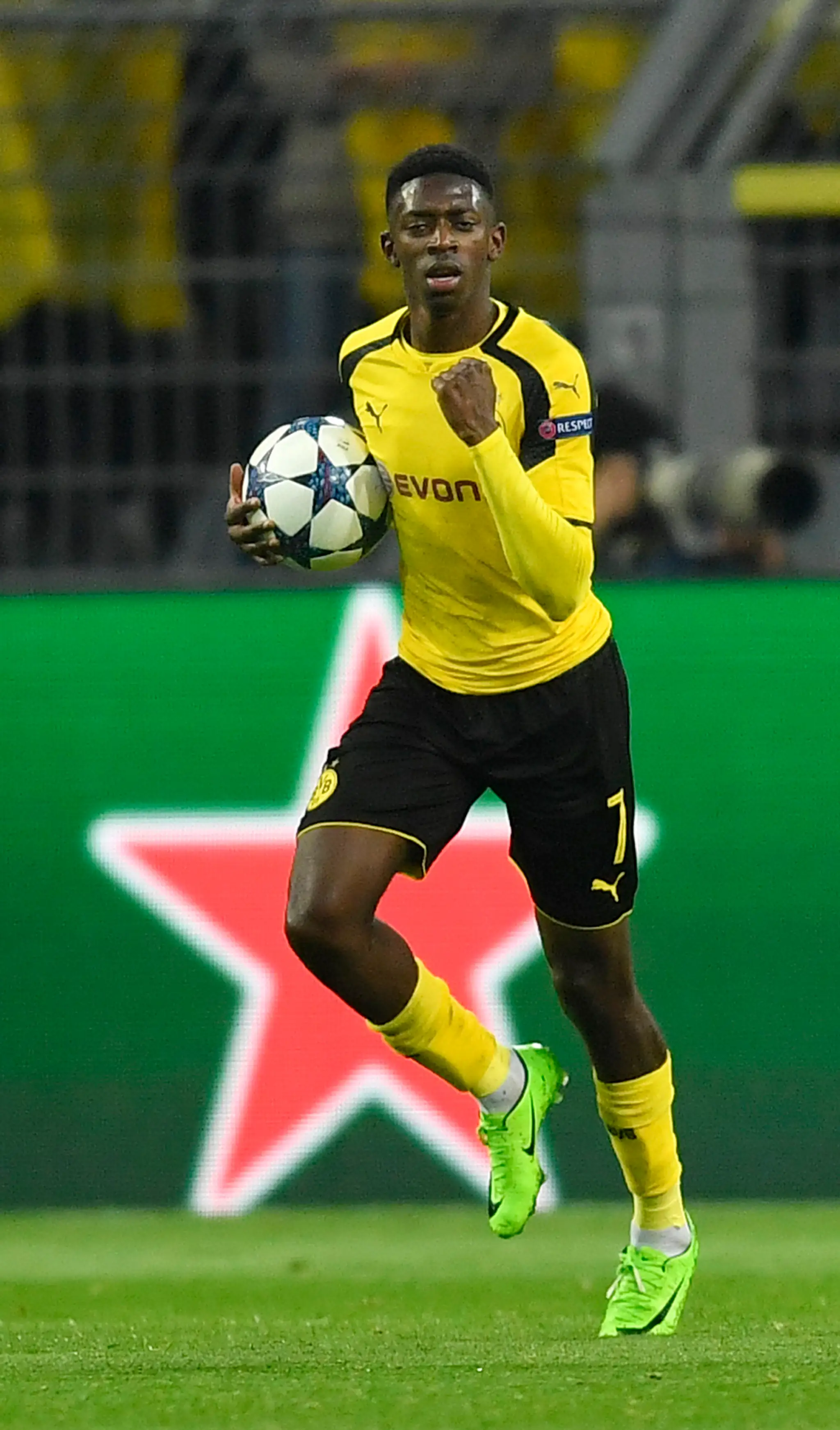 Ousmane Dembélé sa raduje z gólu vo štvrťfinále LM proti Monacu.