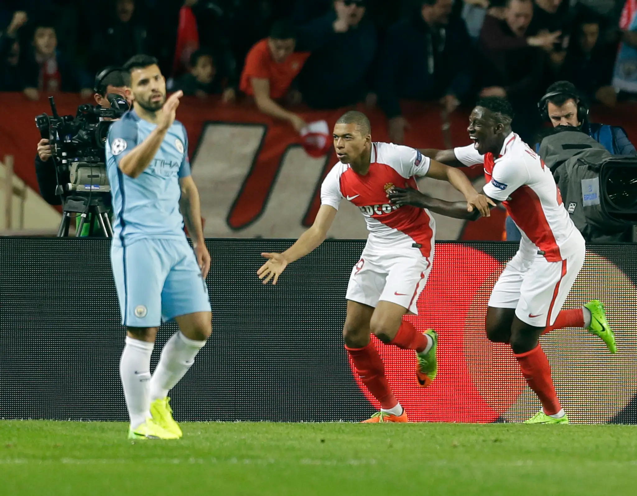 Mladík Monaca Kylian Mbappé (v strede) jasá po svojom góle v odvete osemfinále LM proti ManCity.