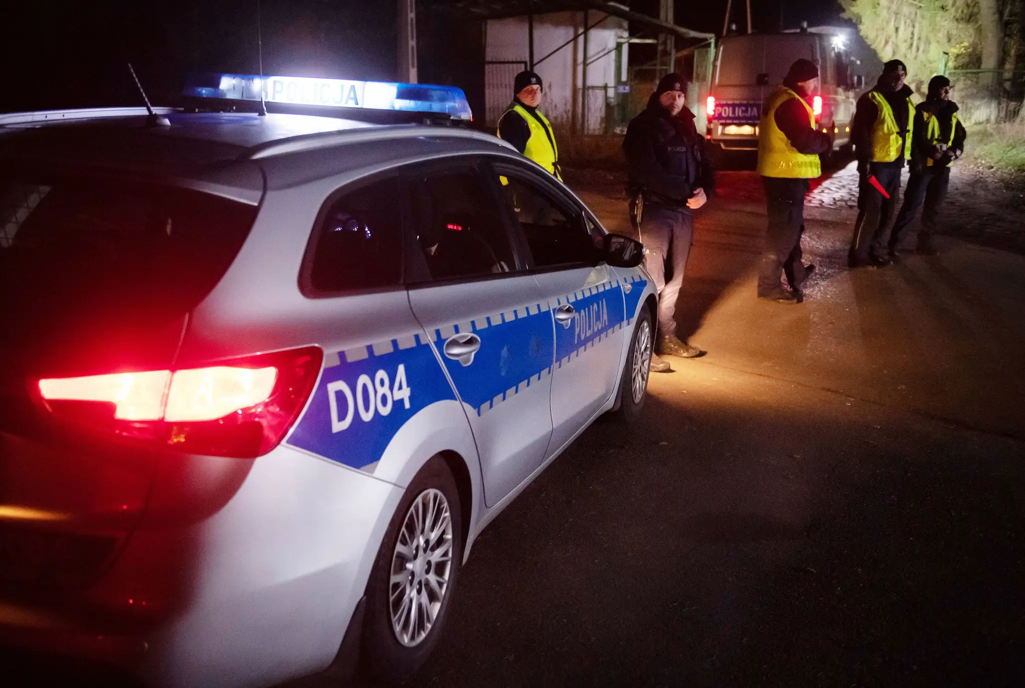 Poľská polícia kontroluje vozidlá po výbuchu.