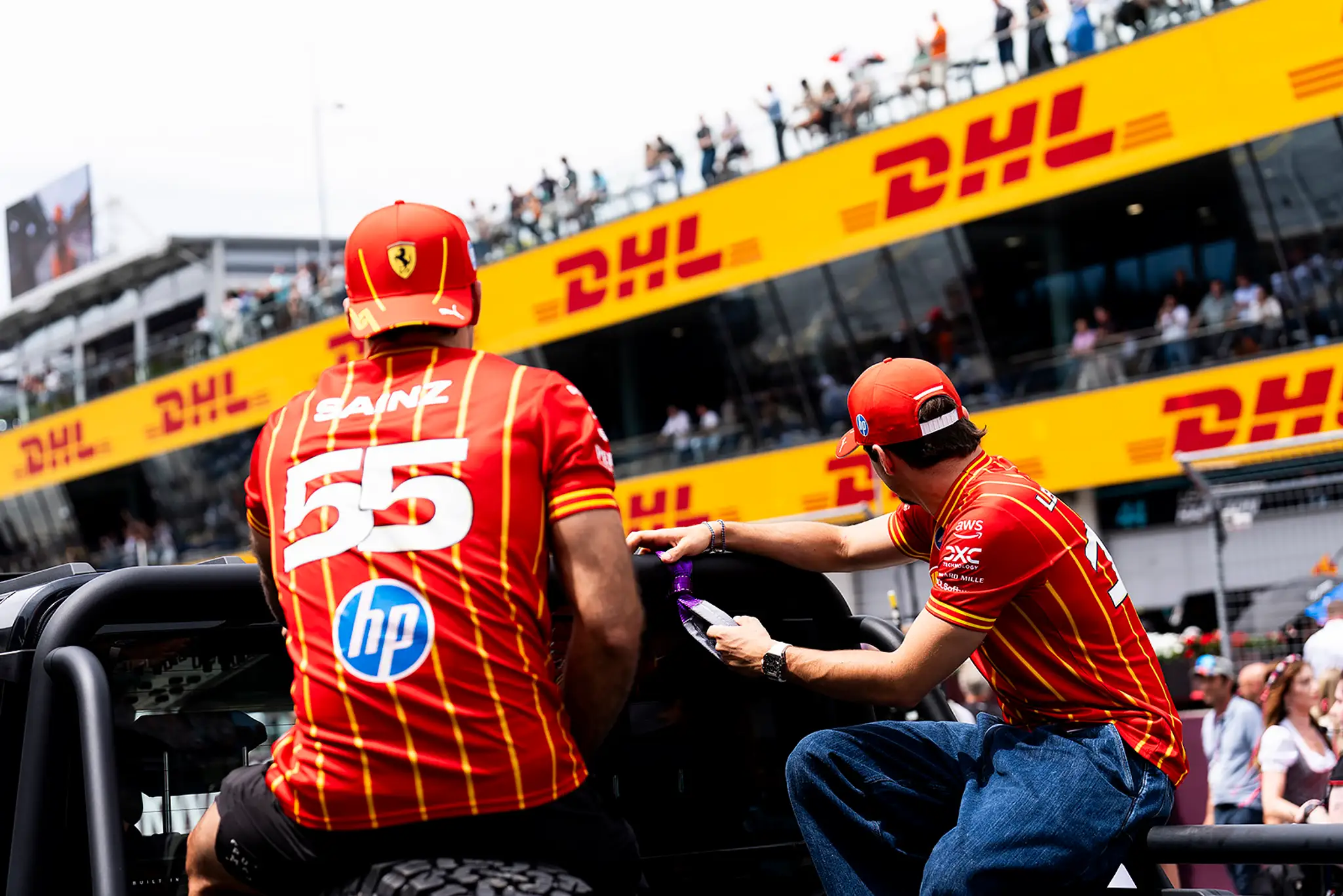 Špeciálom sa popred priaznivcov previezli i jazdci Ferrari - Charles Leclerc a Carlos Sainz.