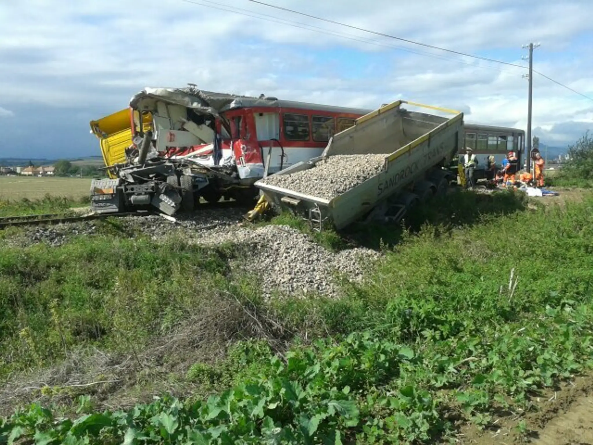 Pri Bánovciach nad Bebravou sa zrazil vlak s kamiónom.