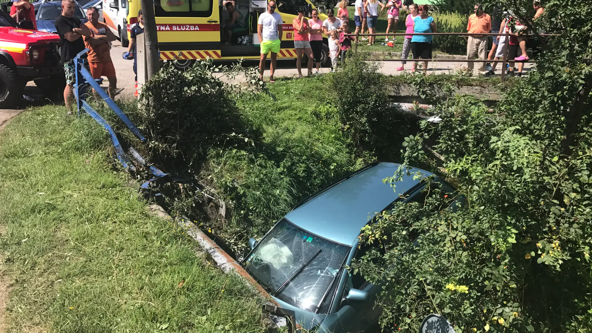 S autom skončili v potoku.