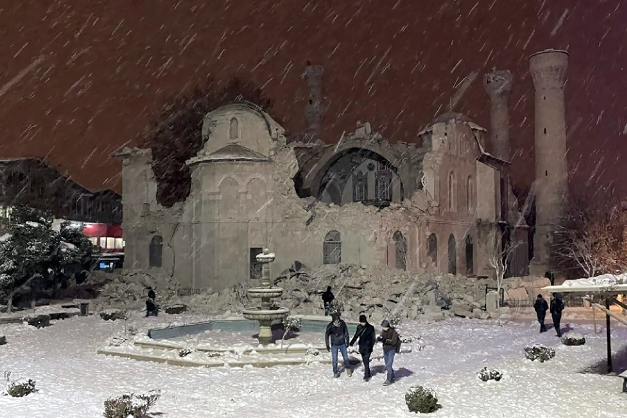 Mešitu v tureckom meste Malatya vážne poškodilo zemetrasenie.
