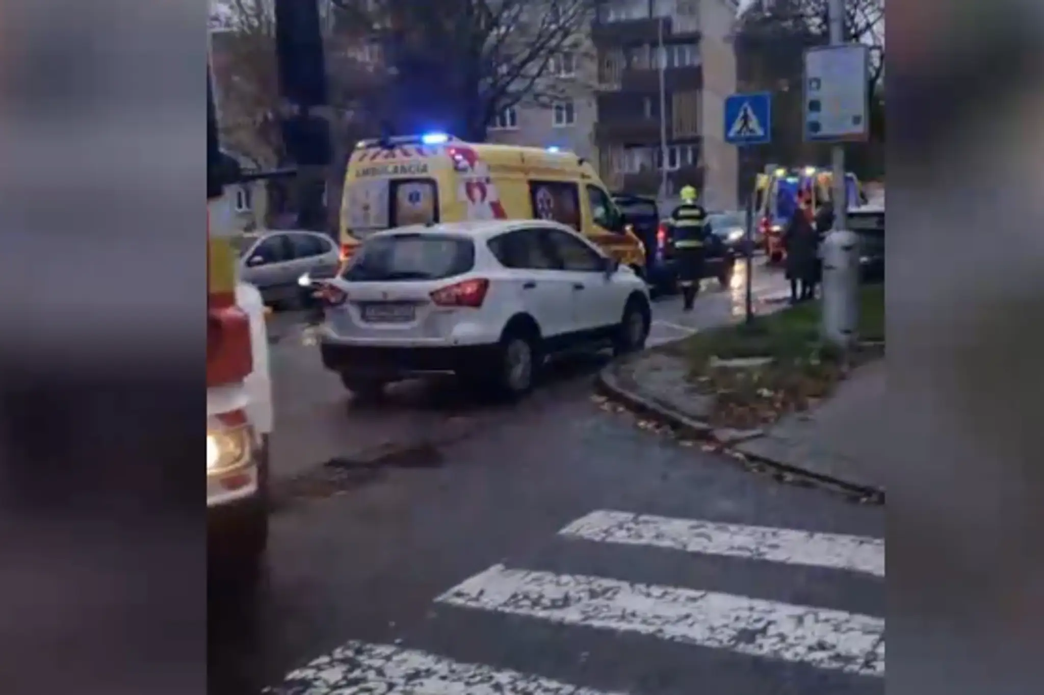 Na snímke záchranárske vozidlá po nehode na priechode pre chodcov v Topoľčanoch.
